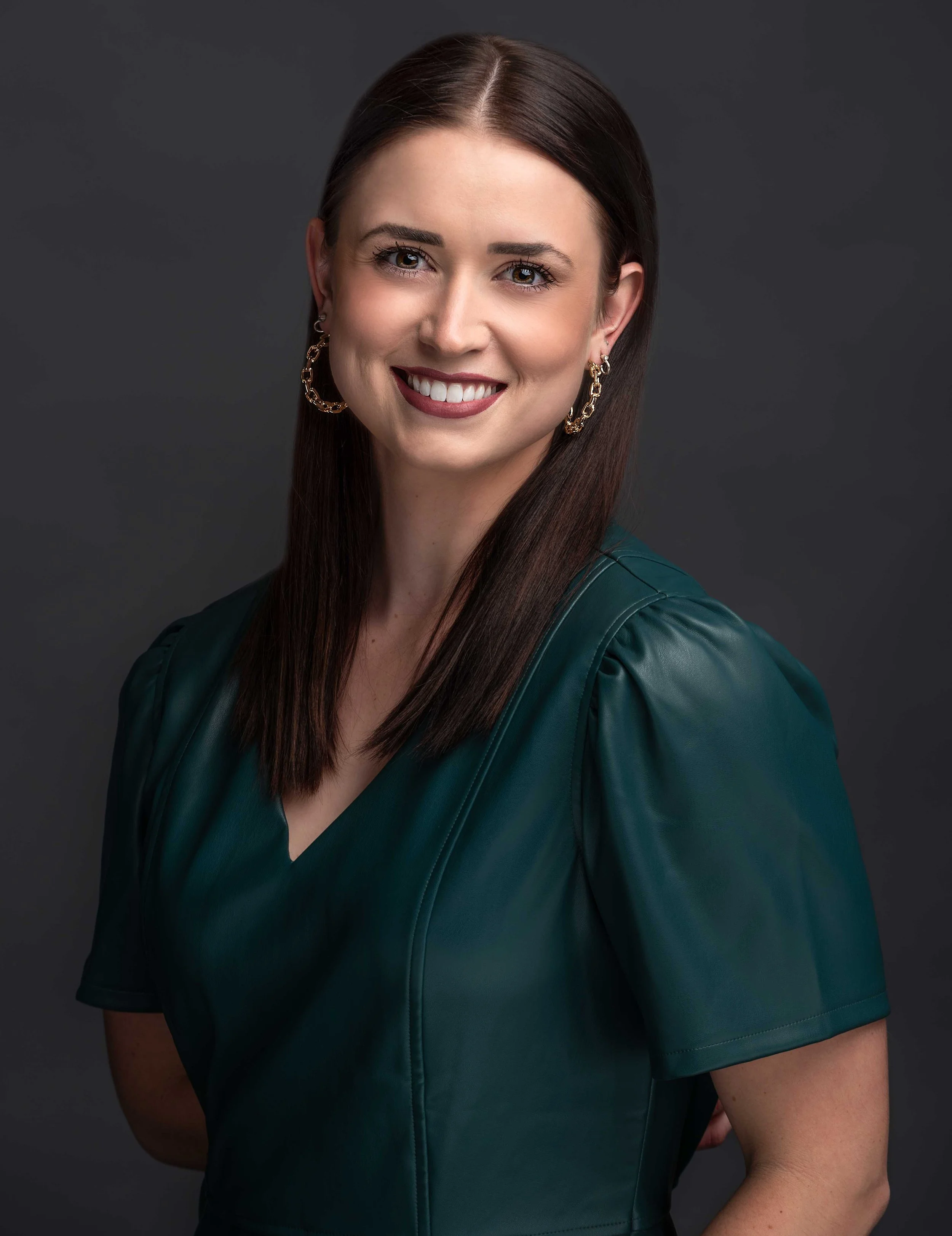 Command Attention Online and Off
From Fortune 500 executives to solo entrepreneurs, we help Tampa Bay professionals look as powerful as they lead. Headshots designed for trust, connection, and influence.
Book your executive portrait session today wit