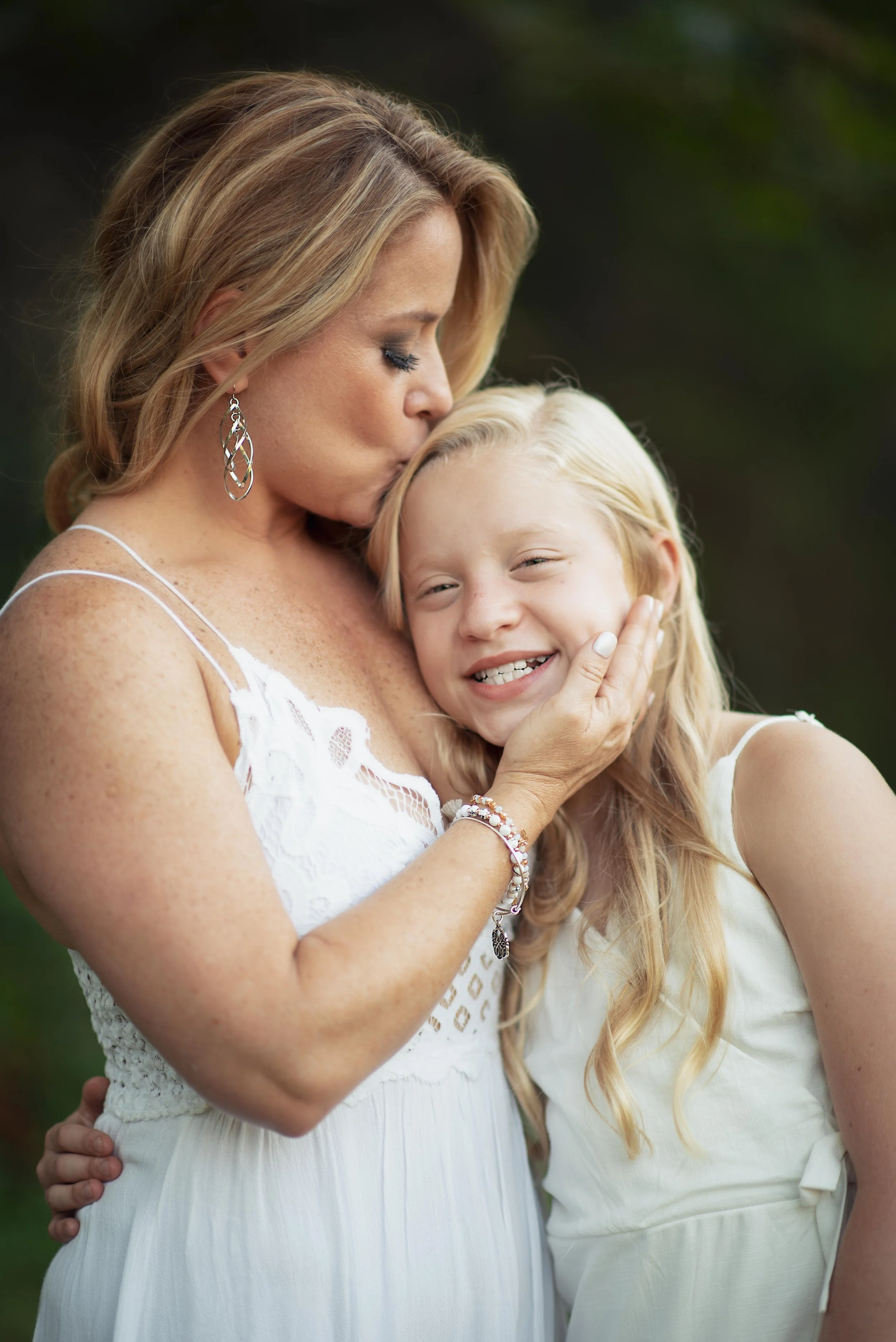 Studio Family Photos in Tampa Bay: Classic, Clean & Timeless
No weather worries or windblown hair—just beautifully lit family portraits in a studio environment. We offer full-service studio family photography near Tampa and Westshore.
Perfect for tho