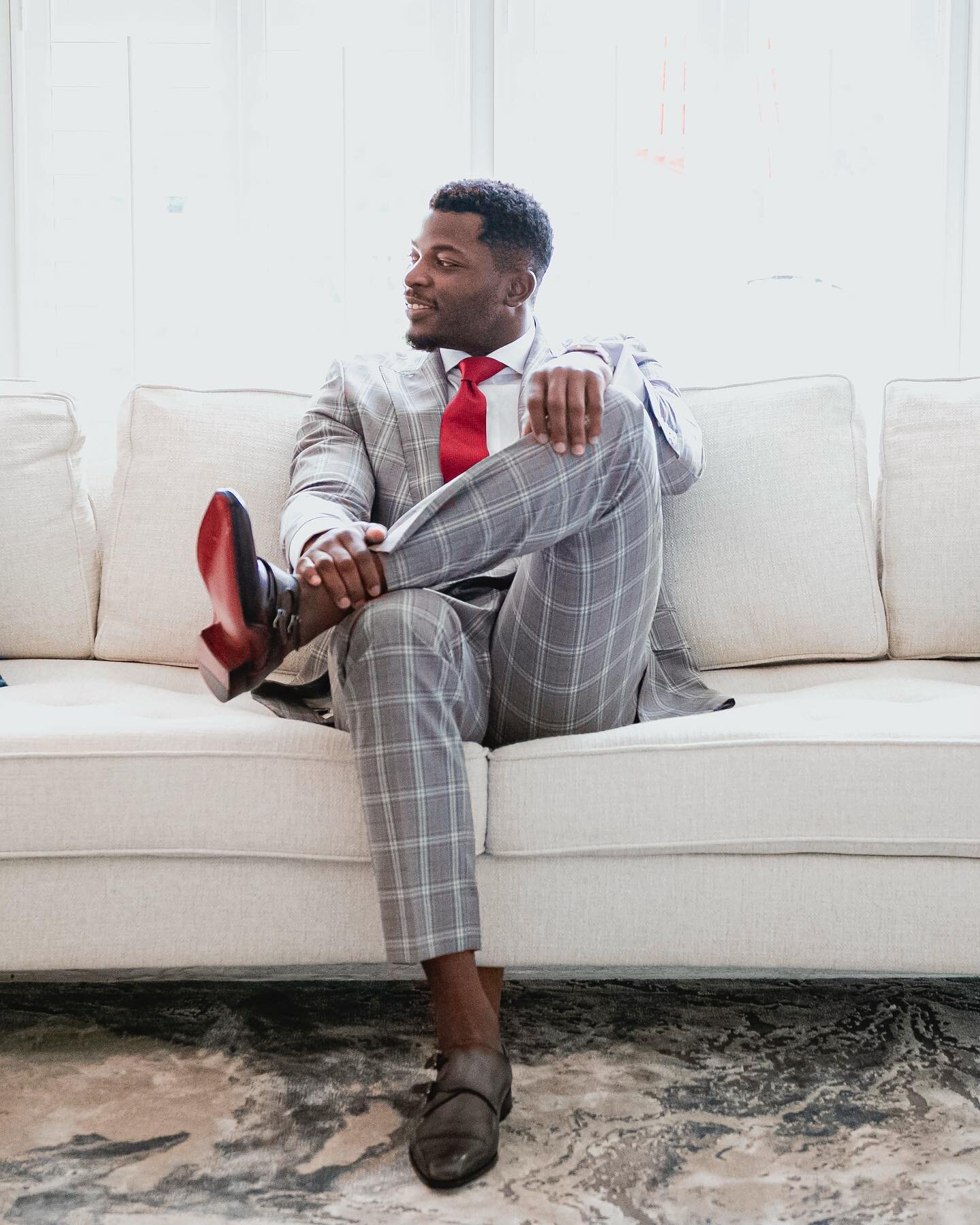 Welcome home Mr. Carter.

This was such a fun project to be a part of. 

Thank you to everyone involved in allowing it to come together.

Suit, Shirt, Tie: @anthonymasoncustom 

Shoes and Belt: @magnanni 

📸: @shannalo 

#customsuit #customsportcoat