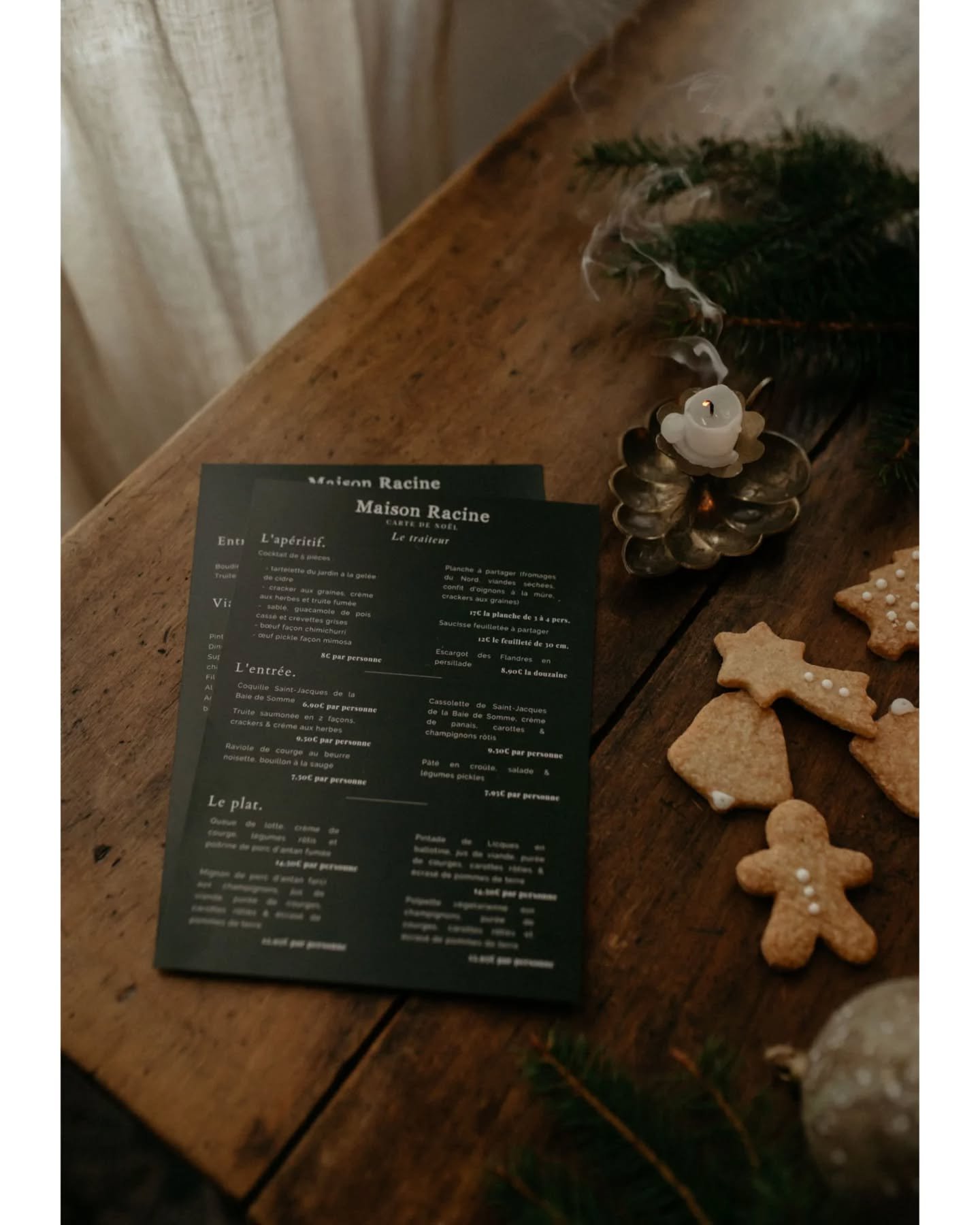 Vous l'attendiez, la carte des f&ecirc;tes est en ligne ! 🌲✨ Elle est &agrave; retrouver sur notre site internet maisonracine.fr (rubrique Les F&ecirc;tes). Elle sera &eacute;galement disponible en boutique &agrave; partir du 28 novembre ! 

#menude