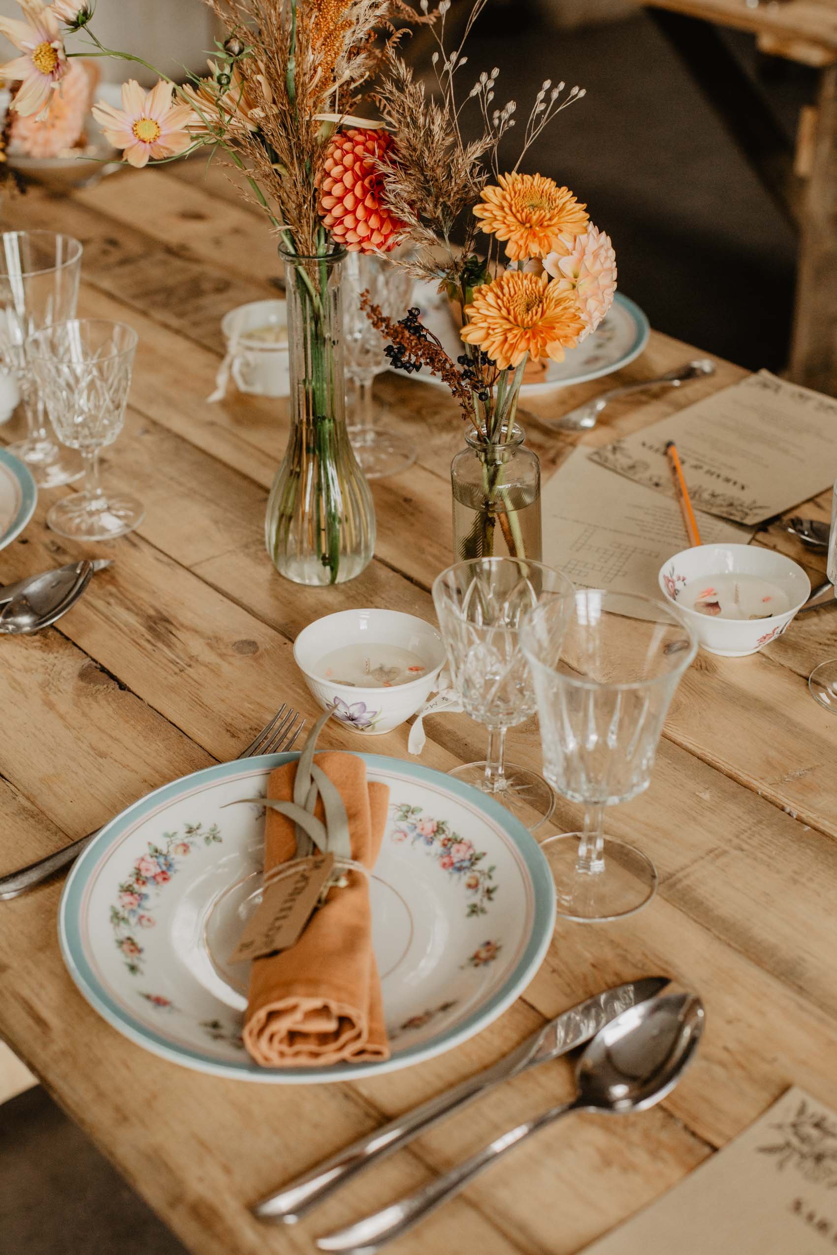 table avec vaisselle ancienne en location pour un mariage a dunkerque