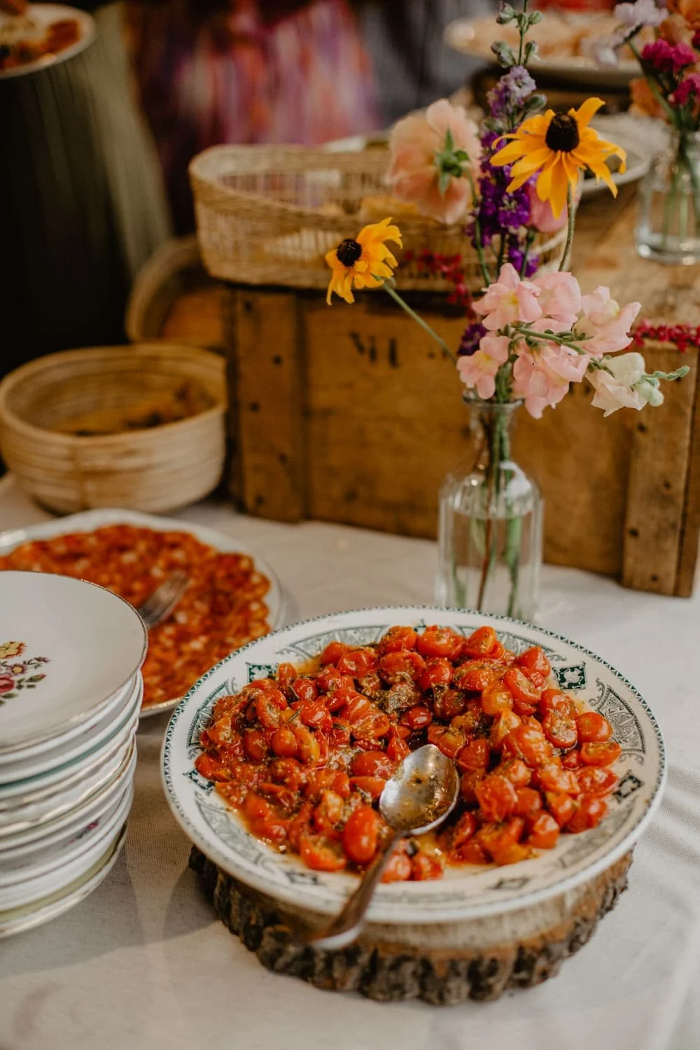 plats de legumes rotis faits maison avec des produits locaux et fermiers pour un bar a bruschetta