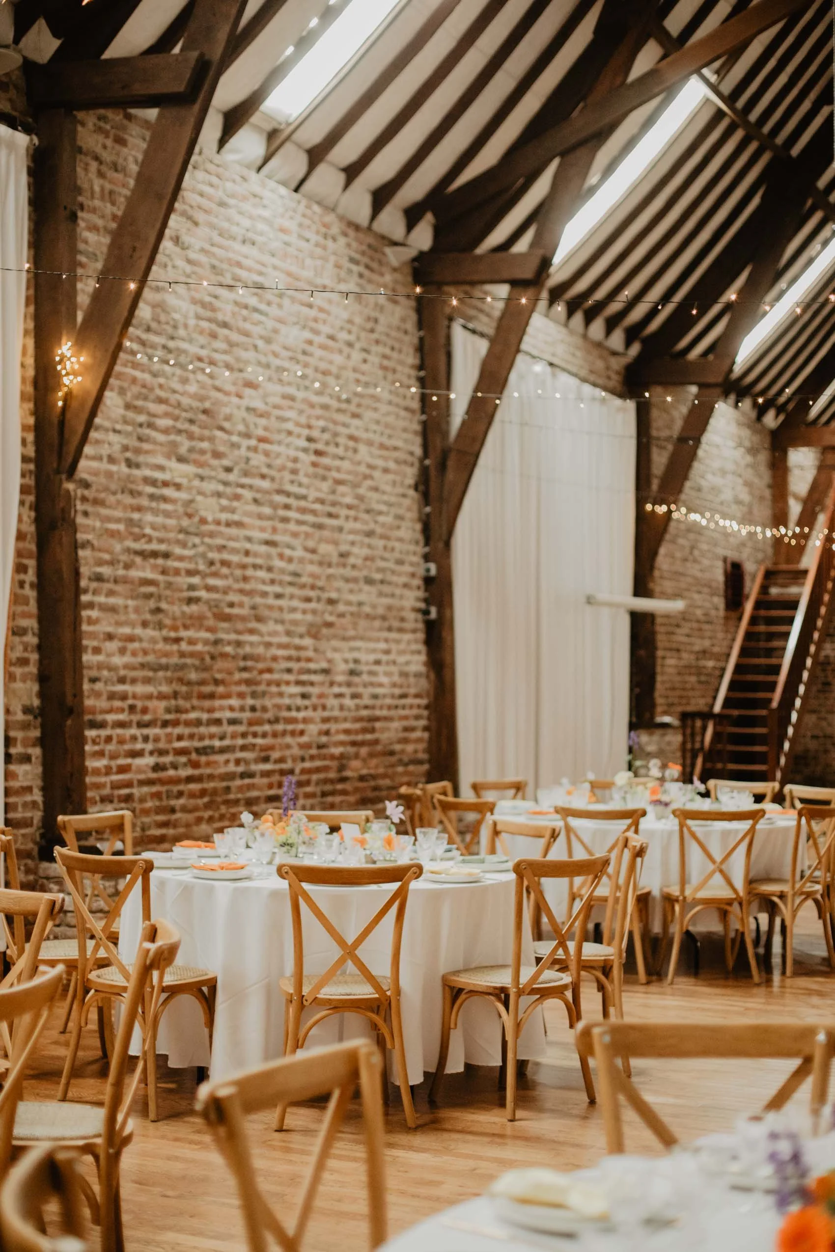 Décoration et repas de mariage dans une grange dans les Flandres
