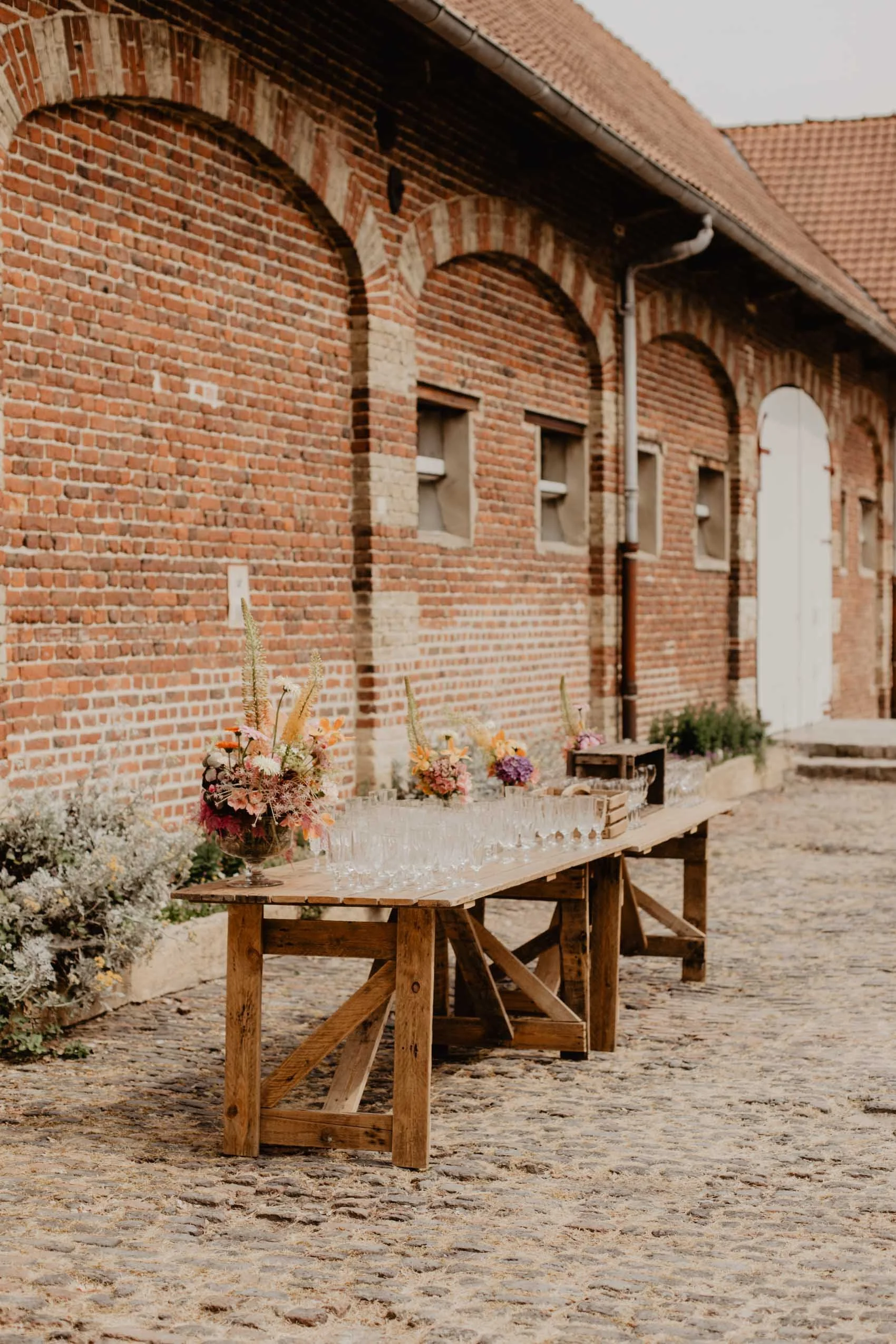 Buffet de verres et boissons avec décoration champêtre pour un mariage aux granges de zuthove