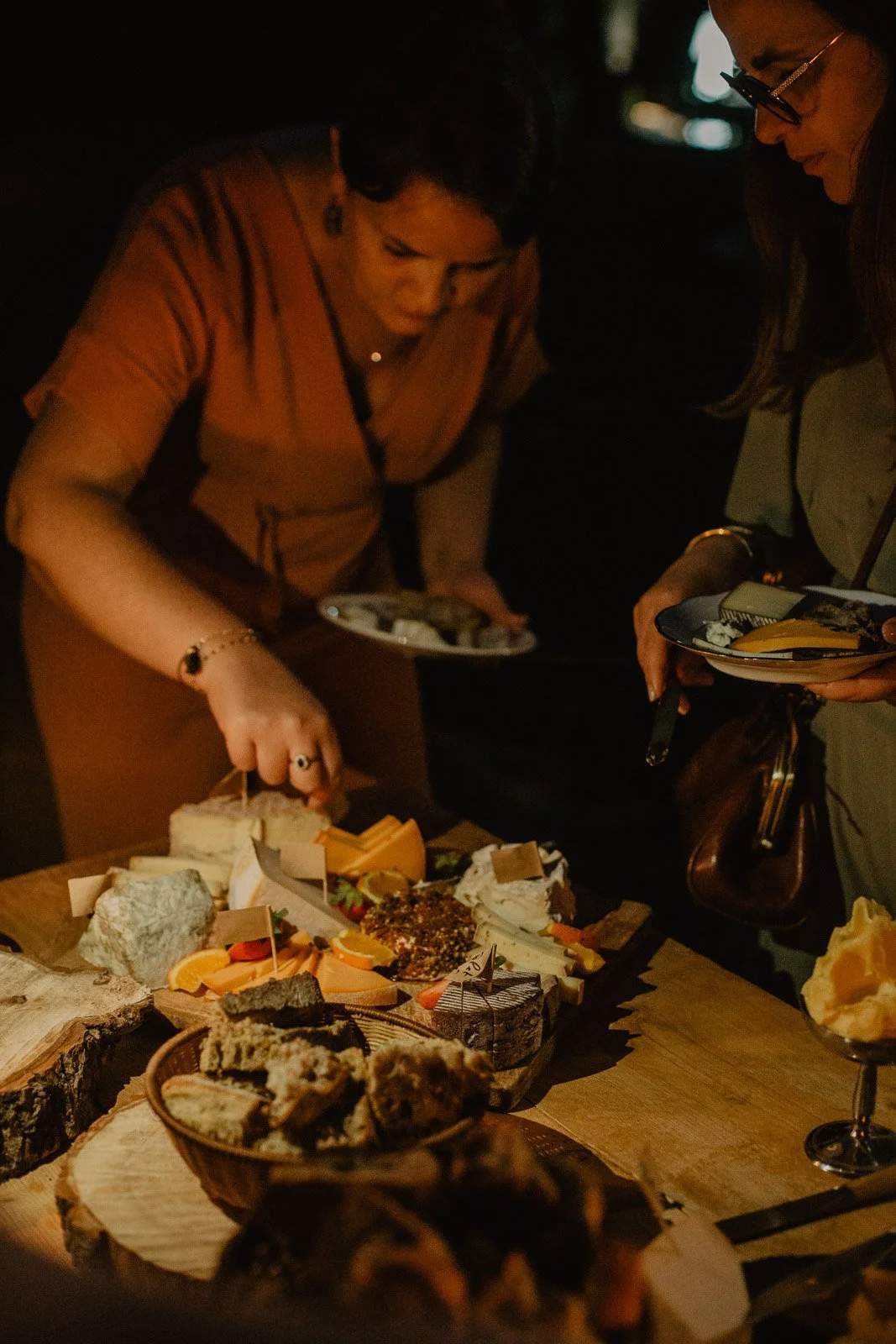 invites qui se servent dans un plateau de fromages fermiers durant un mariage a dunkerque