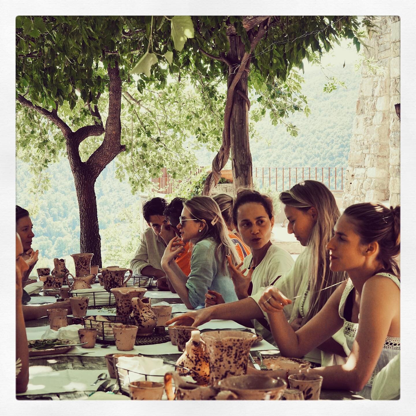 Long table lunch at Eremito in Umbria, Italy. 🇮🇹 
A &lsquo;signature&rsquo; of our retreats is our long table meals together. Time to drop in and connect with new friends, integrate the experiences of the day and relax with the comfort of being hel