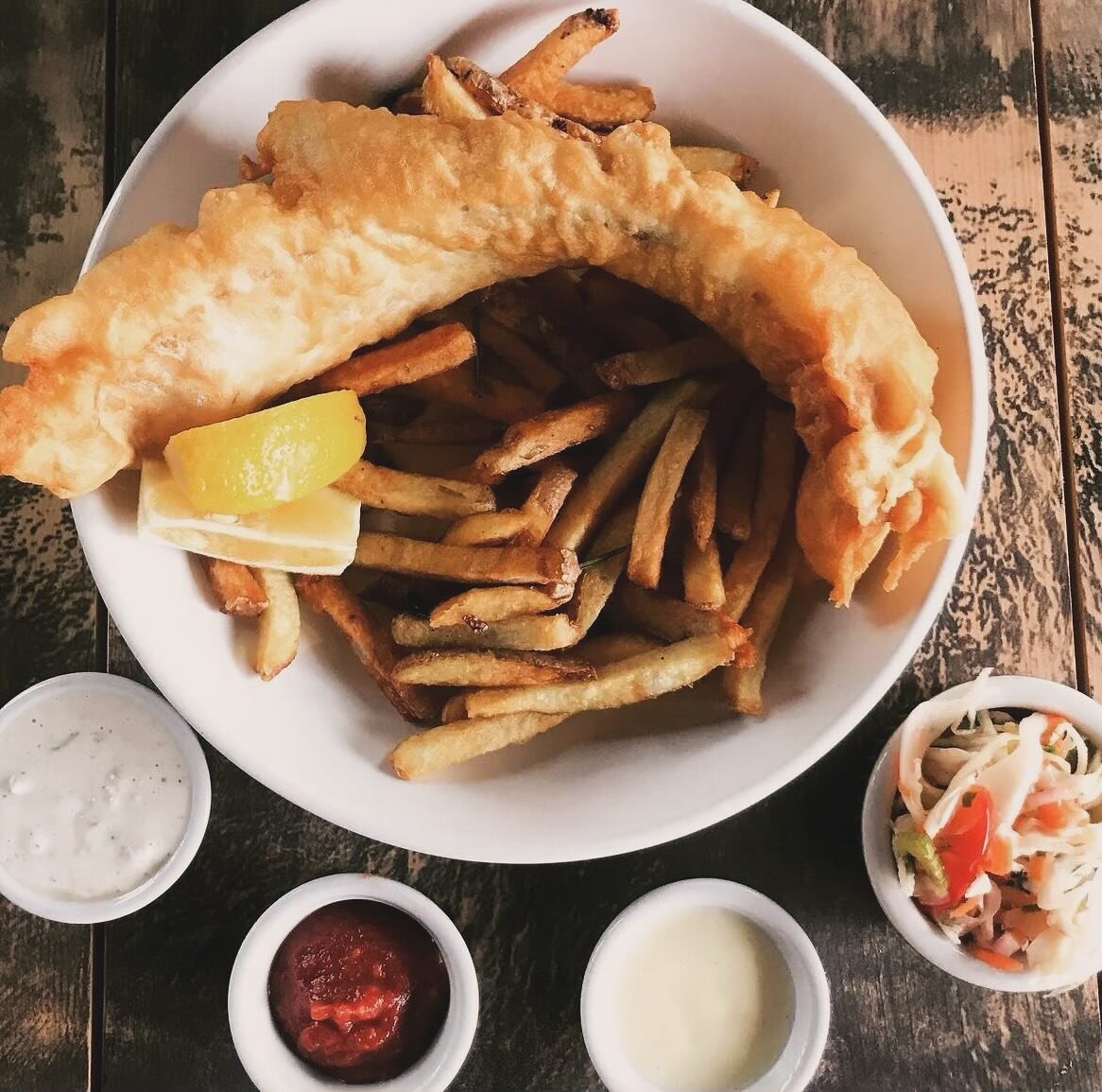 Fish Fry Friday! 🐟🍟 Catch ya 5PM-9PM for dine in or takeout! 🎣

Tempura battered North Atlantic cod, tangy slaw, house cut rosemary &amp; garlic fries with house made tartar, cocktail &amp; garlic aioli for dipping!

#glutenfree #fishfry #goodfrid