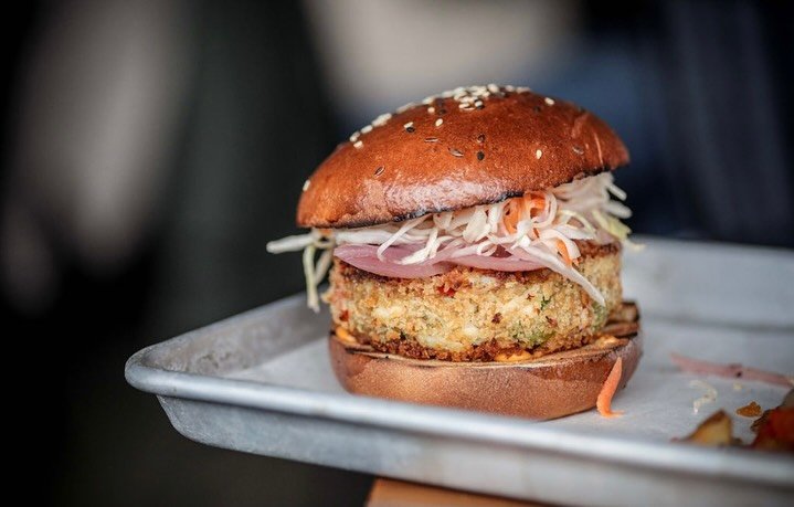 We LOVE a crab cake sandwich 🦀🍔

on brioche with spicy aioli, tangy slaw &amp; pickled red onions&hellip; dinner starts at 5 🤤

#fridaynight #dinnertime #catchyathen #crabcake