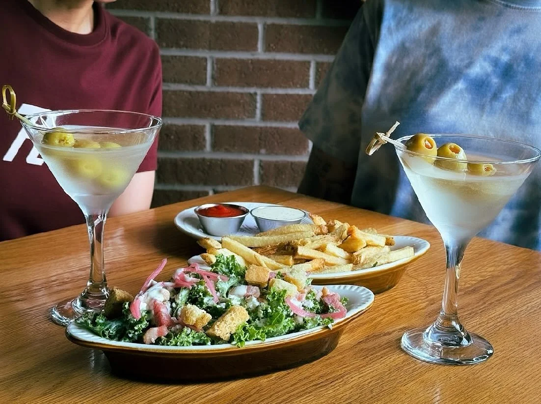 GIRL DINNER. ๐ธ TONIGHT. โก๏ธ
๐ martini, kindred kale salad, house fries $25
๐ธ sharing? tack on another tini for an additional $10
Girl dinner, but for everyone. 
#happyhumpday #girldinner #martini #nyhappymeal