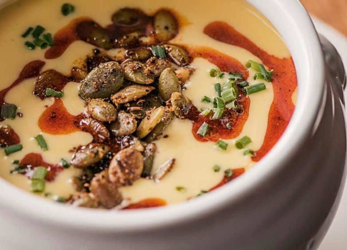 It snowed today. And that means #soupseason is officially here. 🥣

Indulge in this cozy bowl of creamy butternut squash soup with @stonybrookoils pepitas on top for that perfect crunch.

#soupseasonishere #squash #creamy