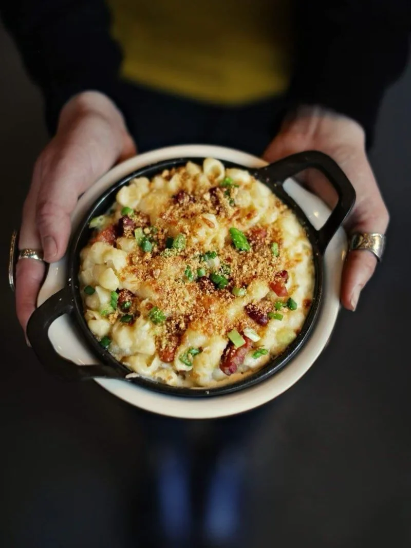 Nothing says game day like a loaded mac n cheese with @shtayburnefarmcreamery cheddar &amp; @bostromfarms bacon with some scallions &amp; crispy panko to top it off 🧀🥓

Dinner starts at 5! #comeandgetit #macncheese #sundayfootball🏈