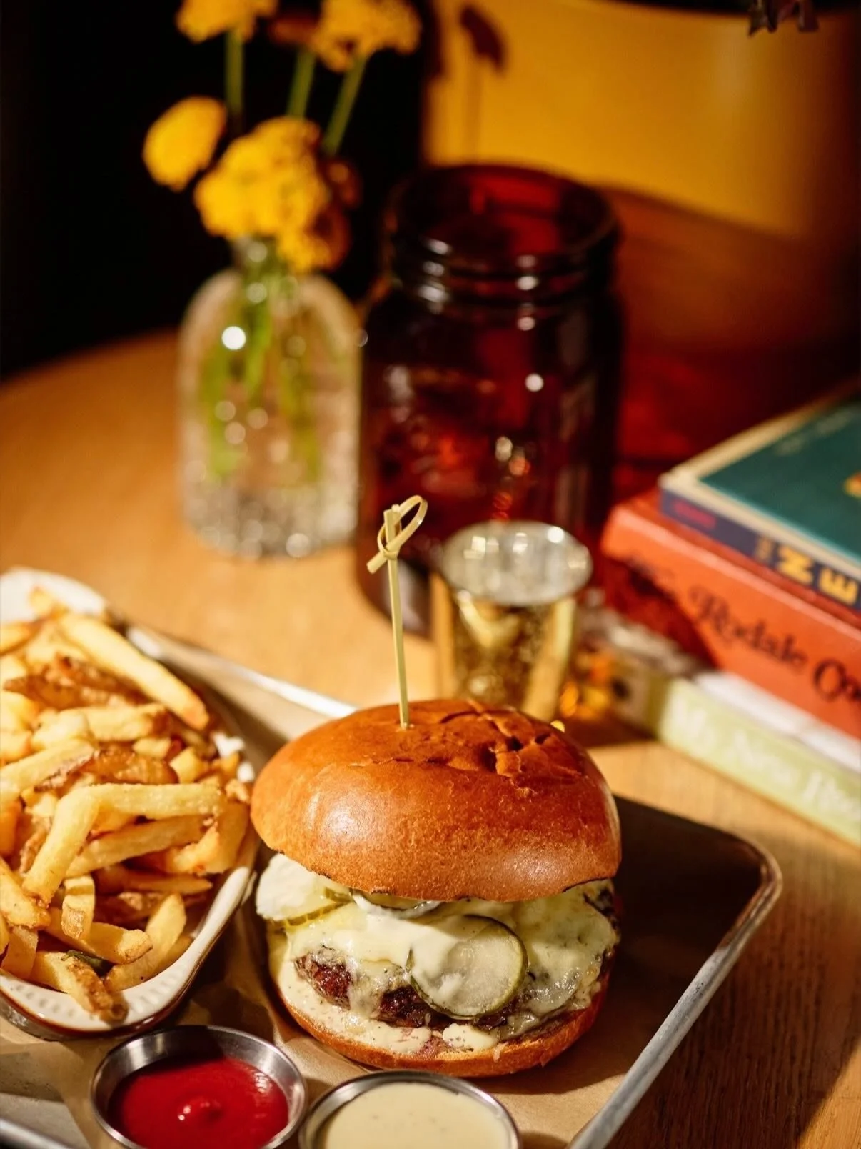 Every night is a good night for a burger 🍔

Don&rsquo;t skip out on @rias_wines to pair 🍷