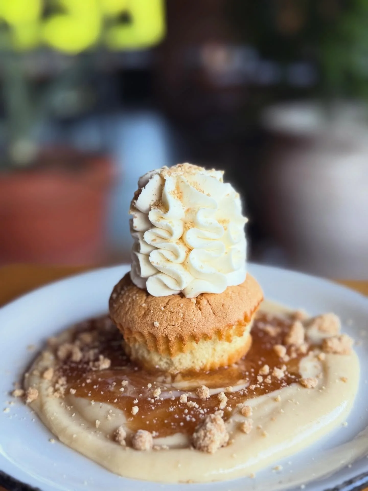 🧁vanilla cake, rhubarb cream &amp; coulis, shortbread crumble