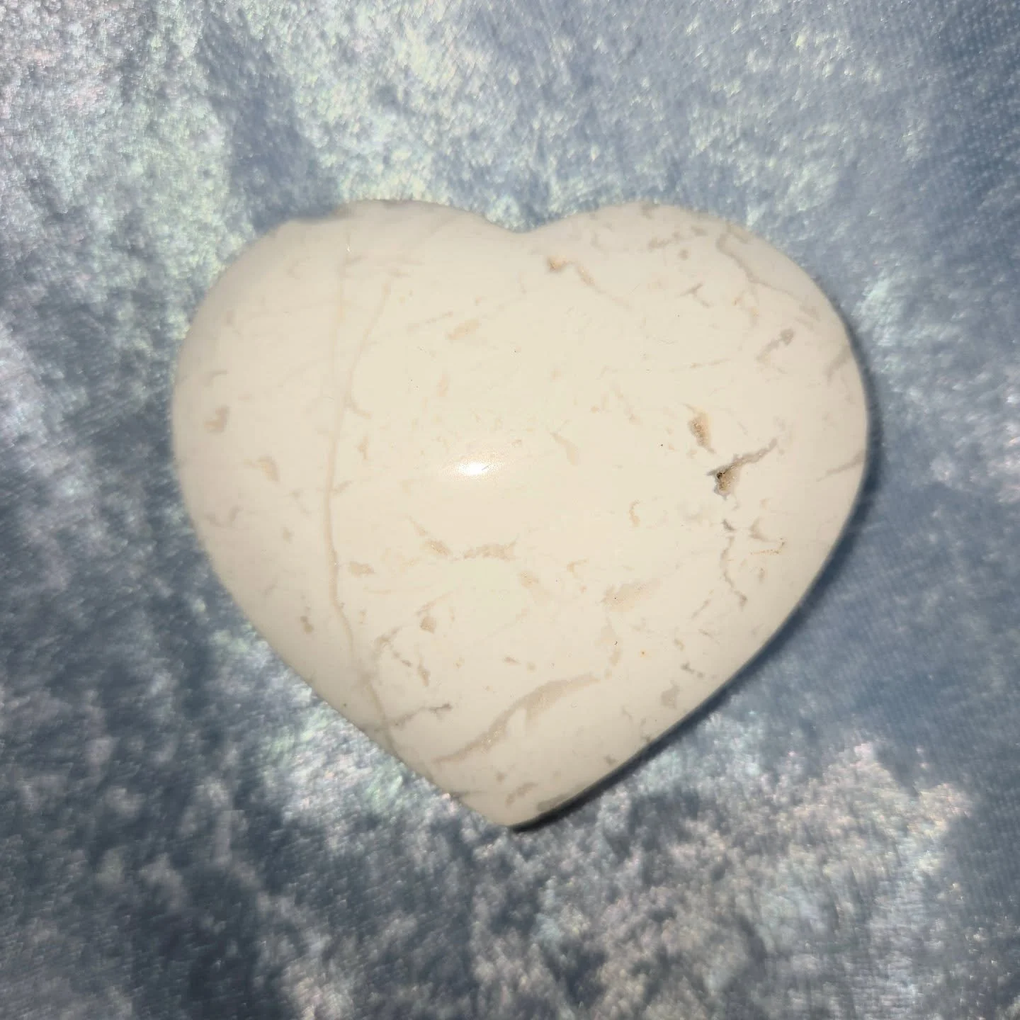 ❄𝐖𝐇𝐈𝐓𝐄 𝐀𝐑𝐀𝐆𝐎𝐍𝐈𝐓𝐄 𝐇𝐄𝐀𝐑𝐓❄--$5️⃣0️⃣

𝗪𝗵𝗶𝘁𝗲 𝗔𝗿𝗮𝗴𝗼𝗻𝗶𝘁𝗲 can be used to help purify one's spiritual and emotional body from old wounds. 🤍 It is an immensely helpful stone for those who are in intense relationships, especial