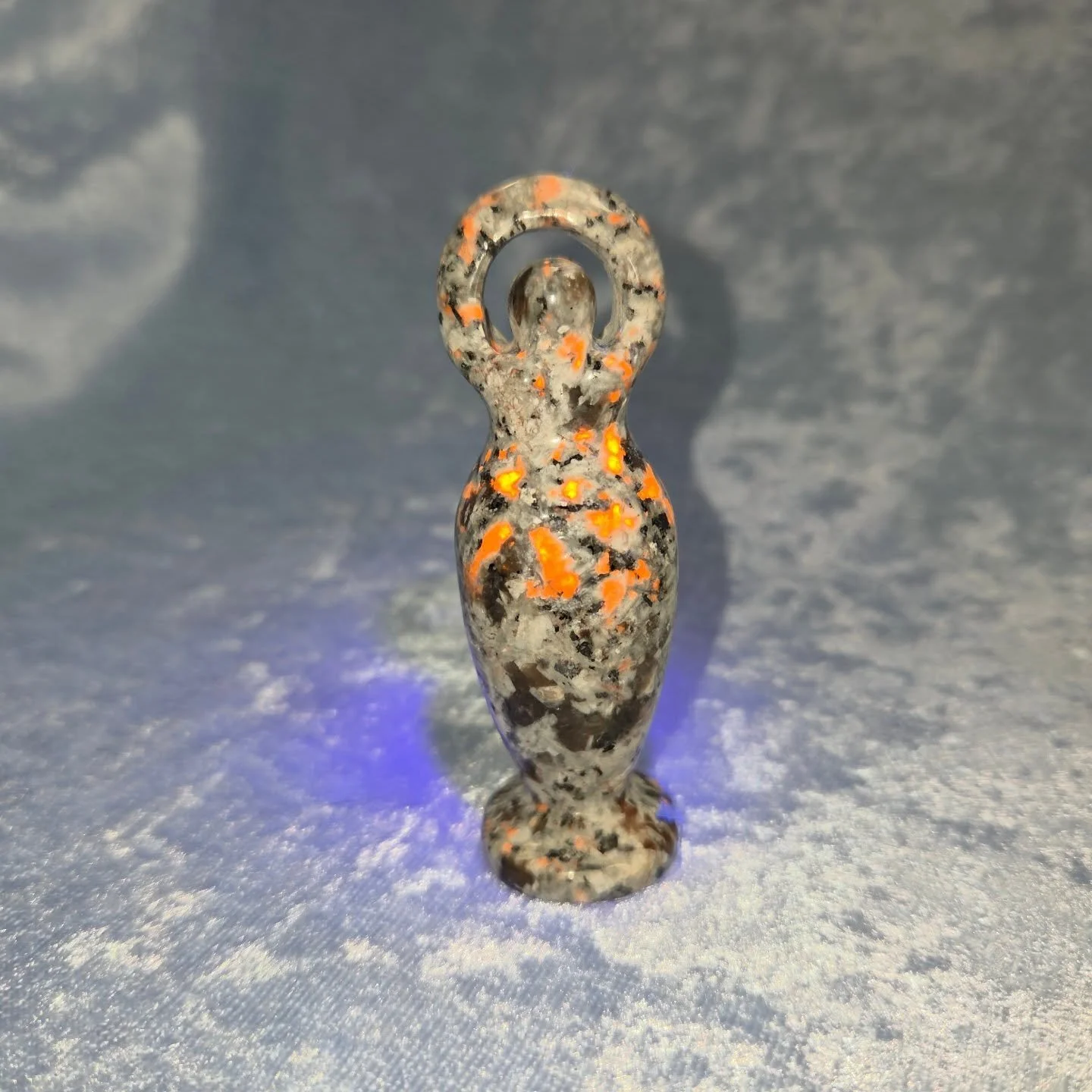 🧡𝐘𝐎𝐎𝐏𝐄𝐑𝐋𝐈𝐓𝐄 𝐆𝐎𝐃𝐃𝐄𝐒𝐒🧡--$4️⃣0️⃣

𝗬𝗼𝗼𝗽𝗲𝗿𝗹𝗶𝘁𝗲, a UV reactive crystal from Michigan's Upper Peninsula, promotes clarity, understanding, and truth-seeking. 🌟 It provides strength during change, calms anxiety and stress, and he