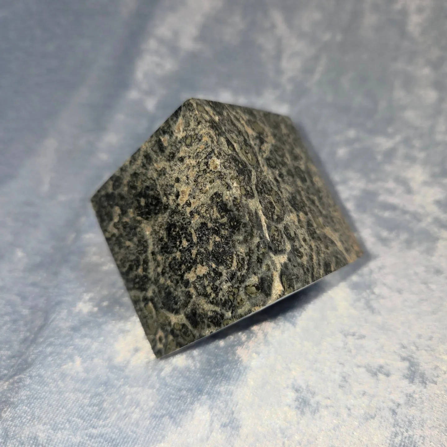 🐊𝐊𝐀𝐌𝐁𝐀𝐁𝐀 𝐉𝐀𝐒𝐏𝐄𝐑 𝐂𝐔𝐁𝐄🐊--$5️⃣0️⃣

𝗞𝗮𝗺𝗯𝗮𝗯𝗮 𝗝𝗮𝘀𝗽𝗲𝗿 promotes compassion, humility, generosity and an understanding heart. ❤ A helpful tool when going into a transitional period, it can help to teach karmic lessons needed to