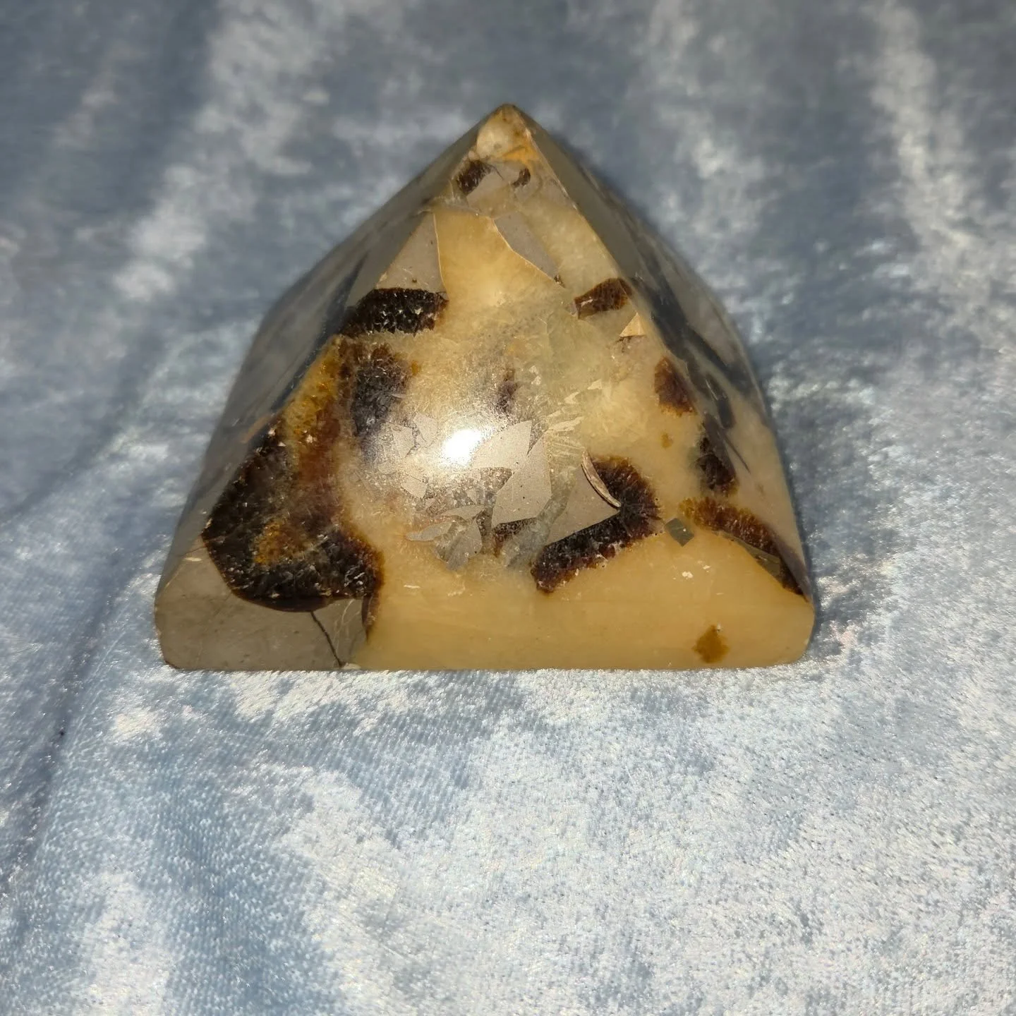 ⚡𝐒𝐄𝐏𝐓𝐀𝐑𝐈𝐀𝐍 𝐏𝐘𝐑𝐀𝐌𝐈𝐃⚡--$5️⃣0️⃣

𝗦𝗲𝗽𝘁𝗮𝗿𝗶𝗮𝗻 𝗡𝗼𝗱𝘂𝗹𝗲𝘀 are a combination of Aragonite, Calcite, and Limestone.  They can be helpful with the transmutation of negative energy into strength. 💪 An effective grounding stone, it 