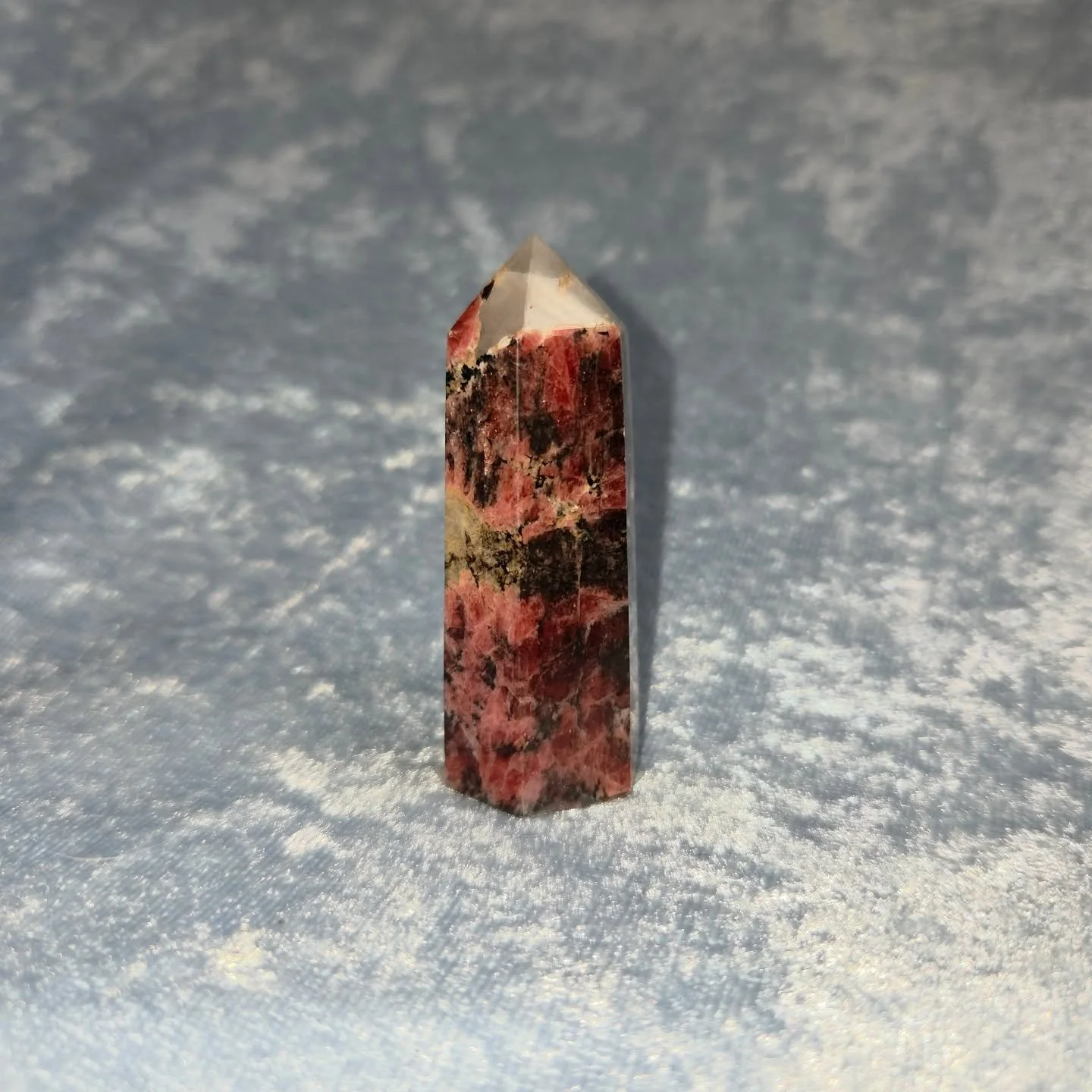 💕𝐑𝐇𝐎𝐃𝐎𝐍𝐈𝐓𝐄 𝐓𝐎𝐖𝐄𝐑💕--$2️⃣0️⃣

𝗥𝗵𝗼𝗱𝗼𝗻𝗶𝘁𝗲 facilitates Meditation and Mantra work, while clearing away Confusion and Doubt.  It lends Confidence and helps to bring Emotional Balance. ☯️ Rhodonite helps one to become more Independe