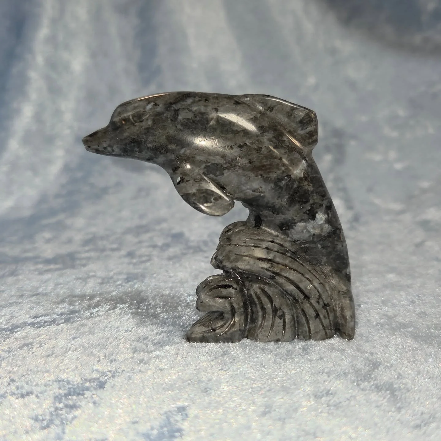 ✨𝐋𝐀𝐑𝐕𝐈𝐊𝐈𝐓𝐄 𝐃𝐎𝐋𝐏𝐇𝐈𝐍✨--$3️⃣0️⃣

𝗟𝗮𝗿𝘃𝗶𝗸𝗶𝘁𝗲 (AKA Norwegian Moonstone/Black Labradorite) can be used as a protective grounding stone while also stimulating psychic abilities.🔮 Larvikite grounds you during astral travel and can re