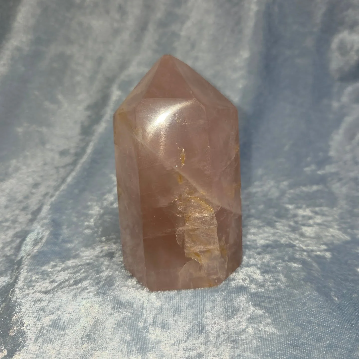 🌹𝐑𝐎𝐒𝐄 𝐐𝐔𝐀𝐑𝐓𝐙 𝐓𝐎𝐖𝐄𝐑🌹--$7️⃣5️⃣

𝗥𝗼𝘀𝗲 𝗤𝘂𝗮𝗿𝘁𝘇 is a stone of unconditional, universal Love, allowing one to love themselves, the people around them and the Universe we call home. 💕 Connecting with Rose Quartz enables one to att