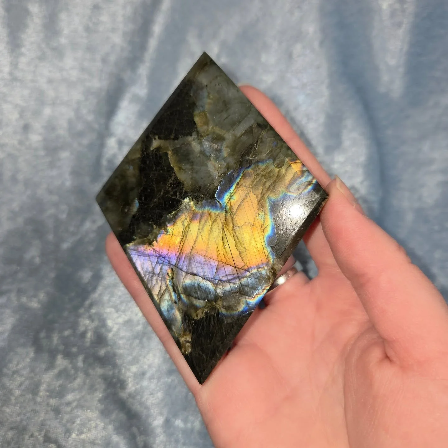 ✨𝐋𝐀𝐁𝐑𝐀𝐃𝐎𝐑𝐈𝐓𝐄✨--$3️⃣0️⃣

𝗟𝗮𝗯𝗿𝗮𝗱𝗼𝗿𝗶𝘁𝗲 can amplify your self awareness and intuitive abilities. ✨ It's a great stone of protection during astral travel and meditation and also promotes a sense of responsibility while using your per