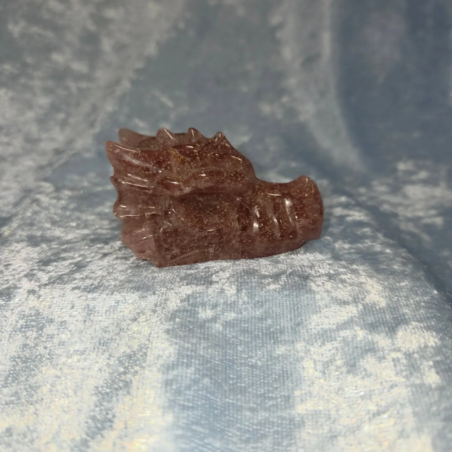 🍓𝐒𝐓𝐑𝐀𝐖𝐁𝐄𝐑𝐑𝐘 𝐐𝐔𝐀𝐑𝐓𝐙 𝐃𝐑𝐀𝐆𝐎𝐍🍓--$4️⃣0️⃣

𝗦𝘁𝗿𝗮𝘄𝗯𝗲𝗿𝗿𝘆 𝗤𝘂𝗮𝗿𝘁𝘇 is a stone of self love and understanding. ❤ This stone promotes living consciously and joyfully in the moment, and seeing humor in all situations. This is