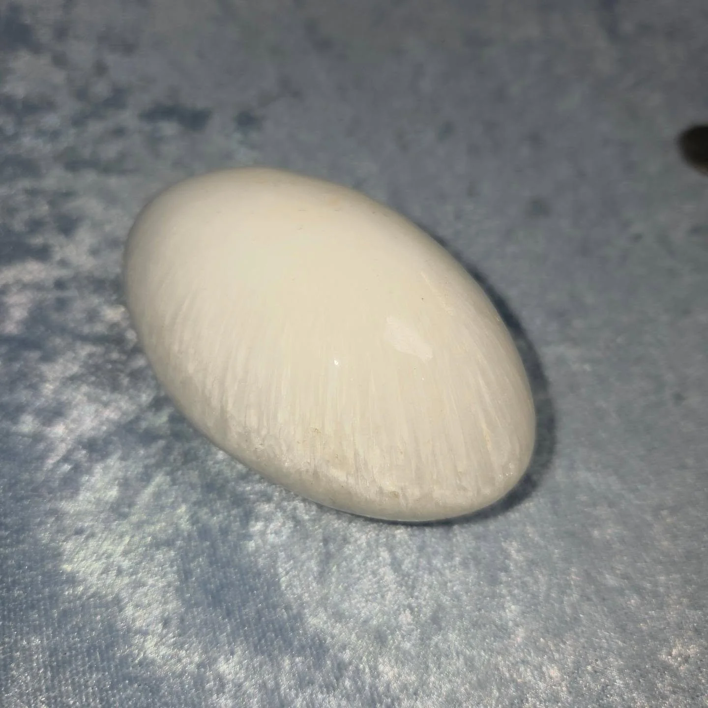 🤍𝐒𝐂𝐎𝐋𝐄𝐂𝐈𝐓𝐄 𝐋𝐈𝐍𝐆𝐀𝐌🤍--$6️⃣0️⃣

𝗦𝗰𝗼𝗹𝗲𝗰𝗶𝘁𝗲 is a stone that aids in angel communication and enhances higher awareness. 😇 This stone can help with panic attacks, as it brings inner peace and calming energies. 😌 

Please message 