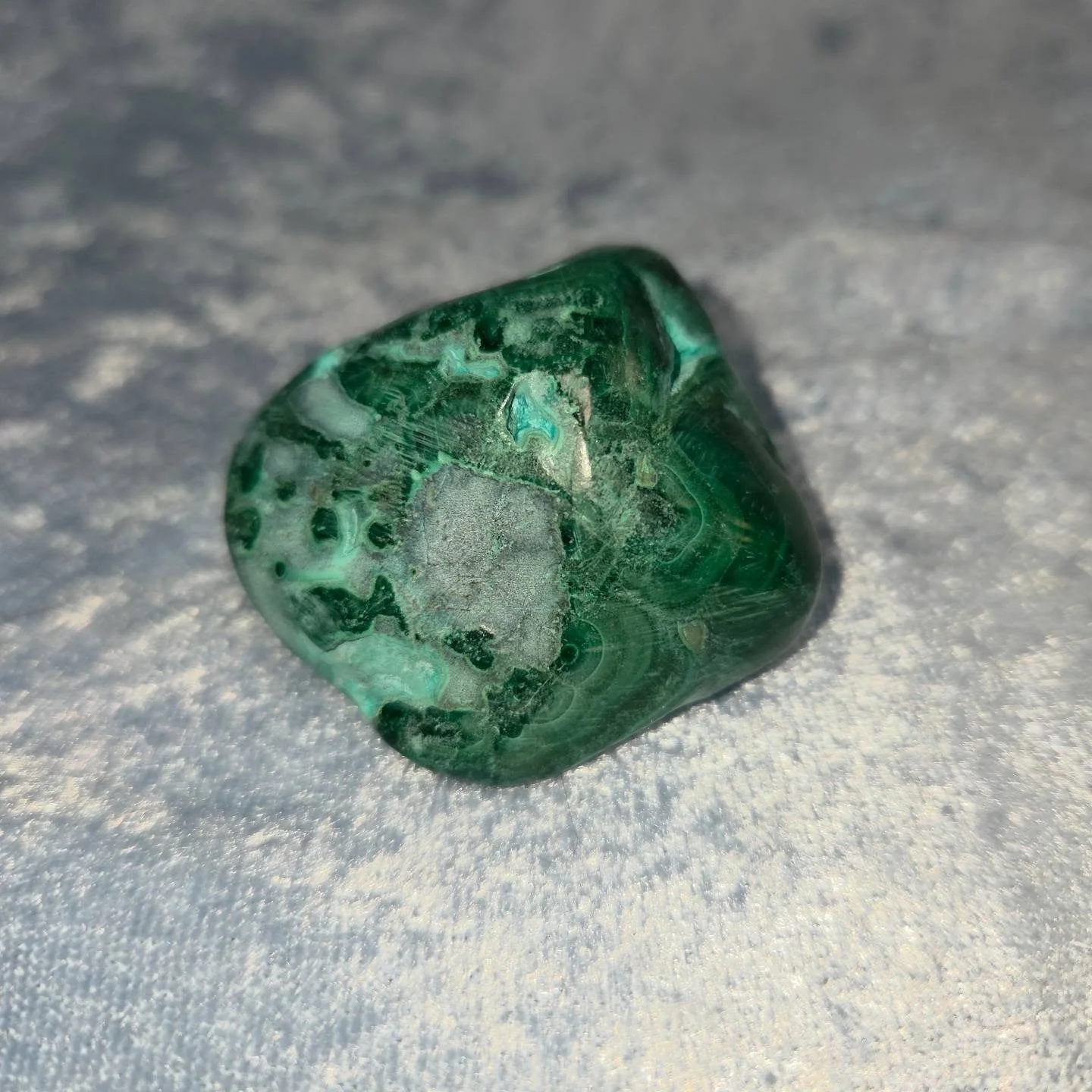 💚𝐌𝐀𝐋𝐀𝐂𝐎𝐋𝐋𝐀💙--$2️⃣5️⃣

𝗠𝗮𝗹𝗮𝗰𝗼𝗹𝗹𝗮 is an empowering stone of inner truth, as it connects the heart and throat chakras, allowing one to clearly communicate their feelings and emotions. 💚💙 It is a combination of Malachite and Chrysoc