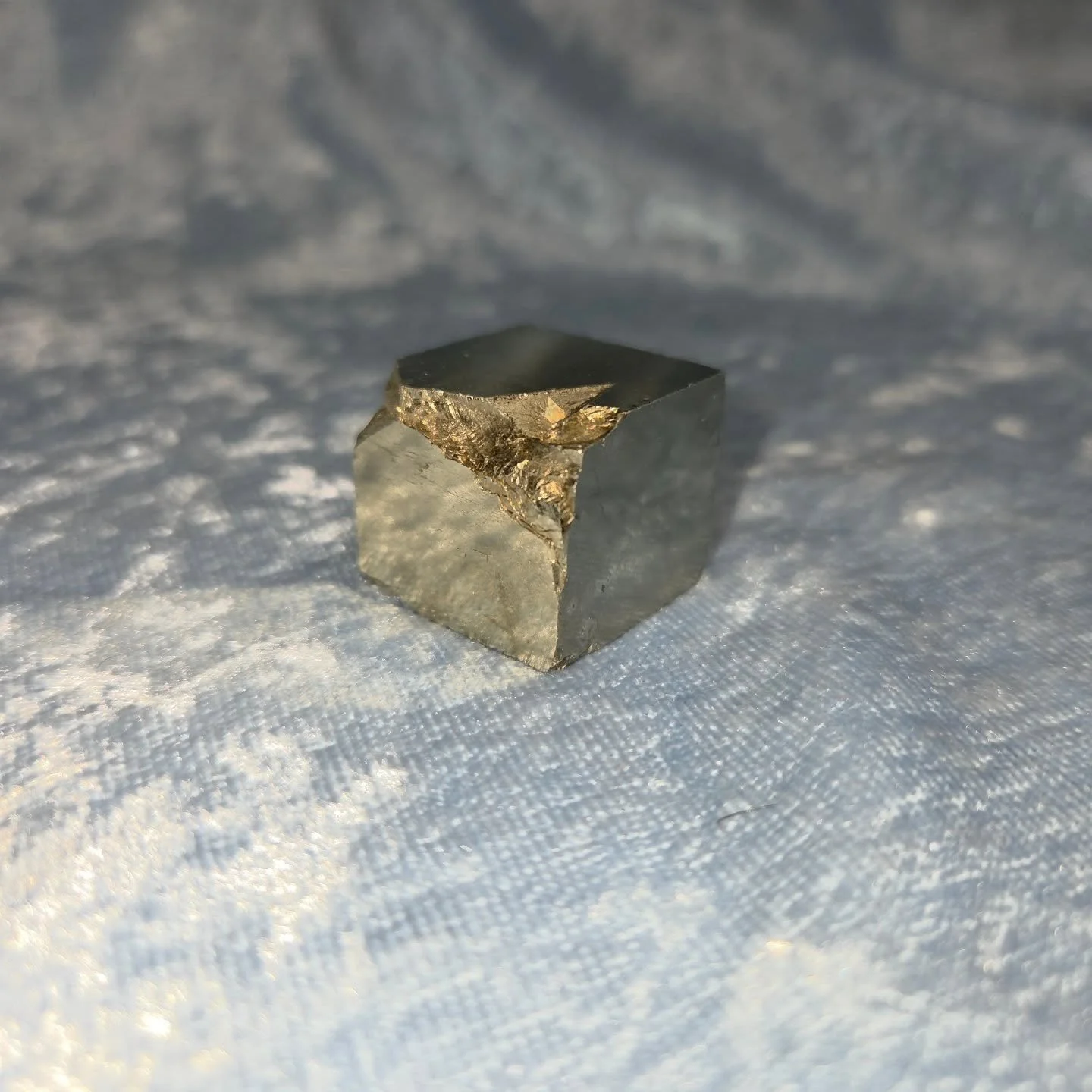 🌟𝐍𝐀𝐓𝐔𝐑𝐀𝐋 𝐈𝐑𝐎𝐍 𝐏𝐘𝐑𝐈𝐓𝐄 𝐂𝐔𝐁𝐄🌟--$1️⃣5️⃣

𝗜𝗿𝗼𝗻 𝗣𝘆𝗿𝗶𝘁𝗲 (or &quot;Fool's Gold&quot;) assists in overcoming the fears that keep us from creating abundance in our lives. ⭐ By promoting creativity, iron pyrite can help us to be