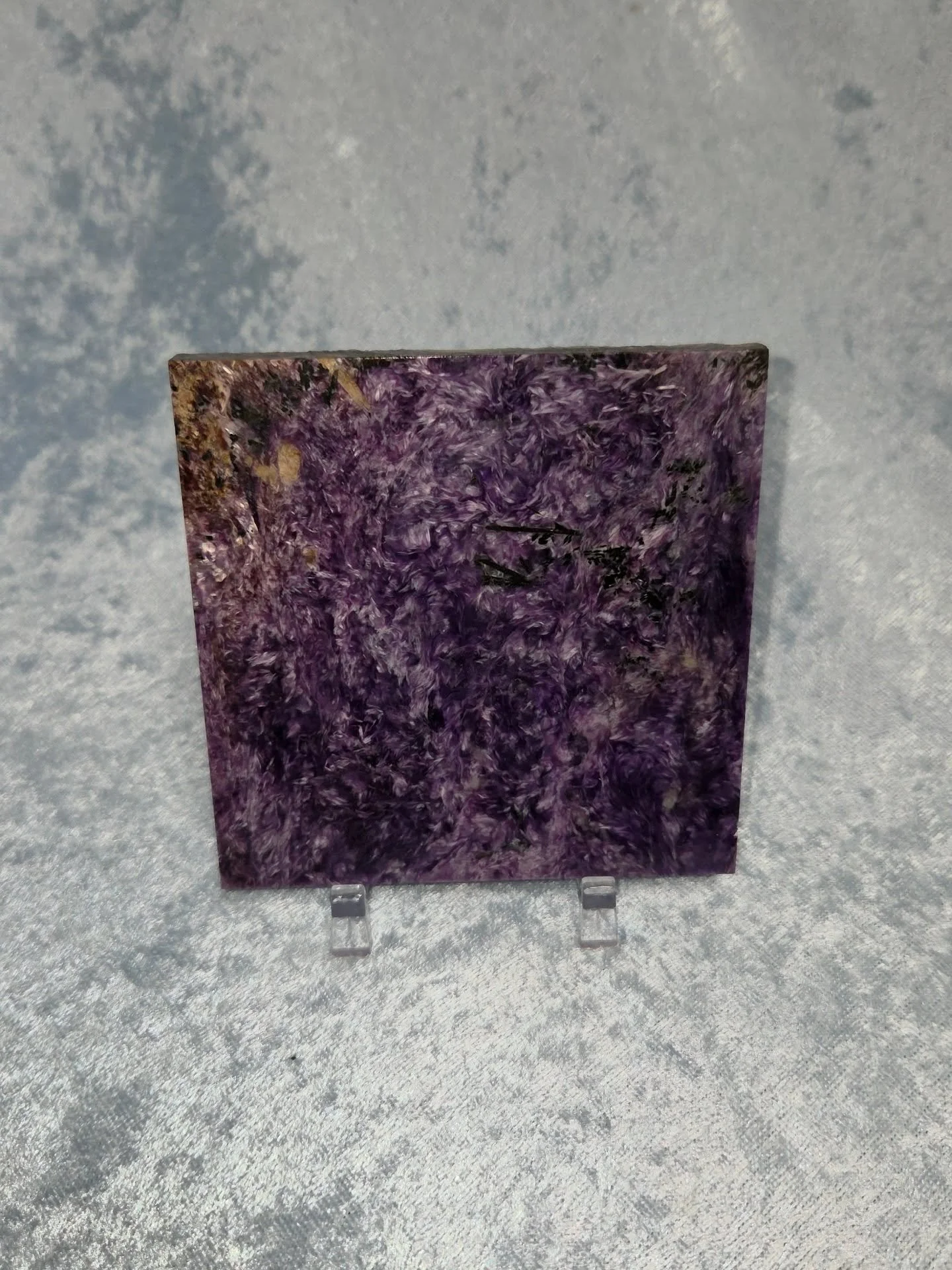 💜𝐂𝐇𝐀𝐑𝐎𝐈𝐓𝐄 𝐏𝐋𝐀𝐓𝐄💜--$1️⃣0️⃣0️⃣

𝗖𝗵𝗮𝗿𝗼𝗶𝘁𝗲 is a great stone for lucid dreaming and chasing away nightmares. 💭 It stimulates the Crown and 3rd Eye Chakras allow one to realize their path of service and manifest that role. 🔮

Pleas