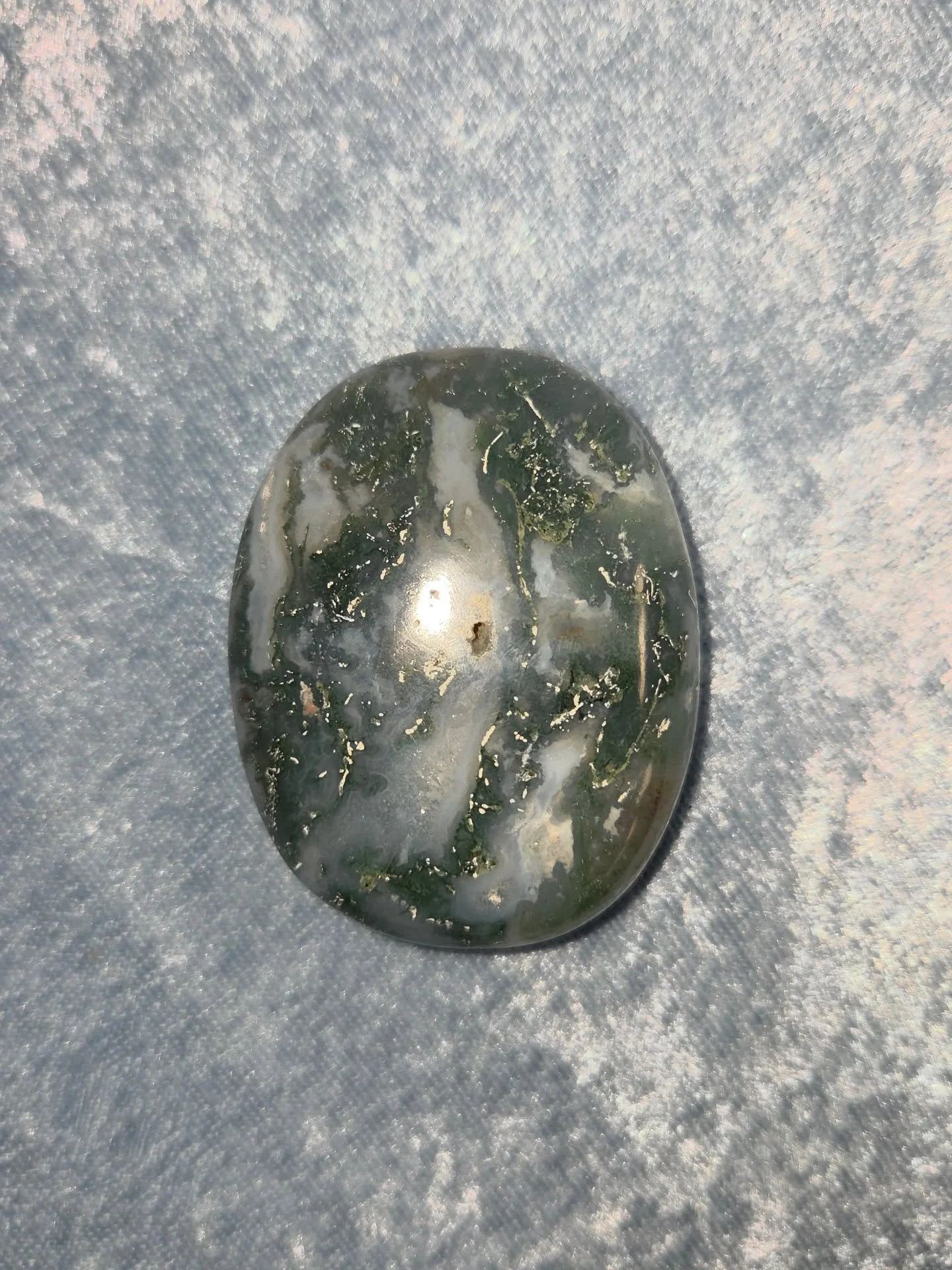 🌳𝐌𝐎𝐒𝐒 𝐀𝐆𝐀𝐓𝐄 𝐏𝐀𝐋𝐌𝐒𝐓𝐎𝐍𝐄🌳--$2️⃣0️⃣

𝗠𝗼𝘀𝘀 𝗔𝗴𝗮𝘁𝗲 is a stone of abundance, recovery, and stabilization.❤ It's great for helping with depression and sensitivity to weather and pollutants. Moss agate can help with analytical abil