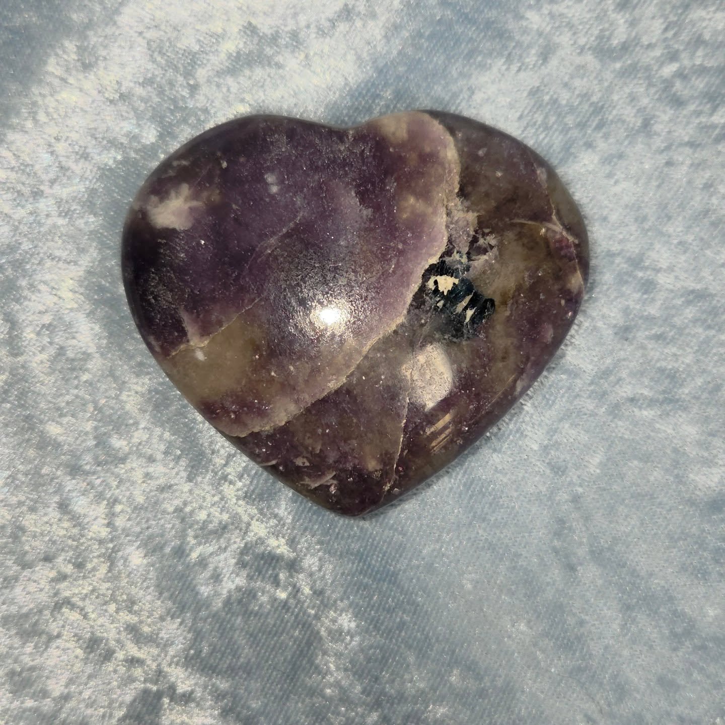 💜𝐋𝐄𝐏𝐈𝐃𝐎𝐋𝐈𝐓𝐄 𝐇𝐄𝐀𝐑𝐓💜--$4️⃣0️⃣

𝗟𝗲𝗽𝗶𝗱𝗼𝗹𝗶𝘁𝗲 is a powerful stone for calming your nerves and stress release. 😌 It works best when life is at its toughest; financial stress, loss of a job or partner, or dealing with angry people