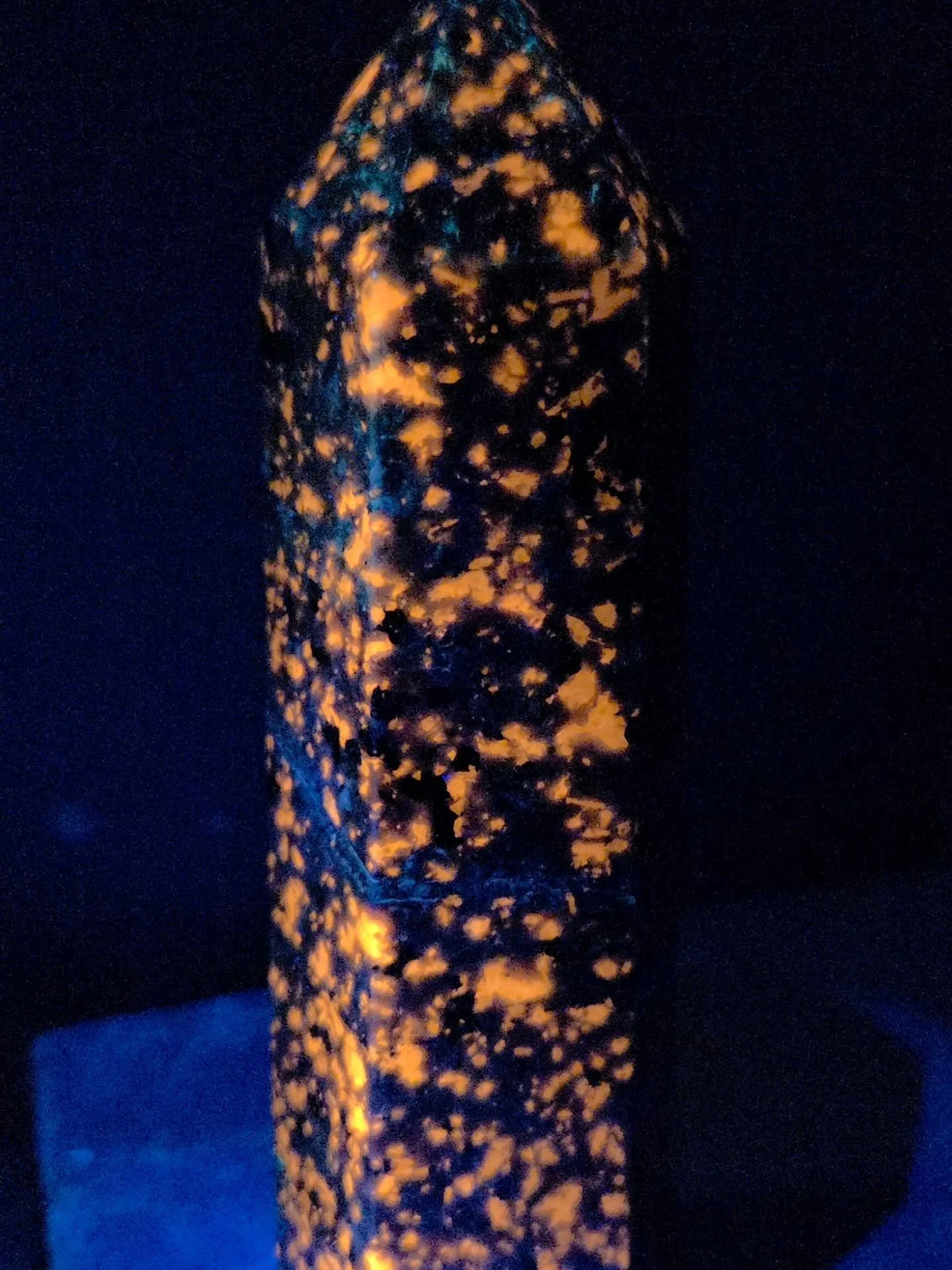 🧡𝐘𝐎𝐎𝐏𝐄𝐑𝐋𝐈𝐓𝐄 𝐓𝐎𝐖𝐄𝐑🧡--$1️⃣0️⃣0️⃣

𝗬𝗼𝗼𝗽𝗲𝗿𝗹𝗶𝘁𝗲, a UV reactive crystal from Michigan's Upper Peninsula, promotes clarity, understanding, and truth-seeking. 🌟 It provides strength during change, calms anxiety and stress, and hel