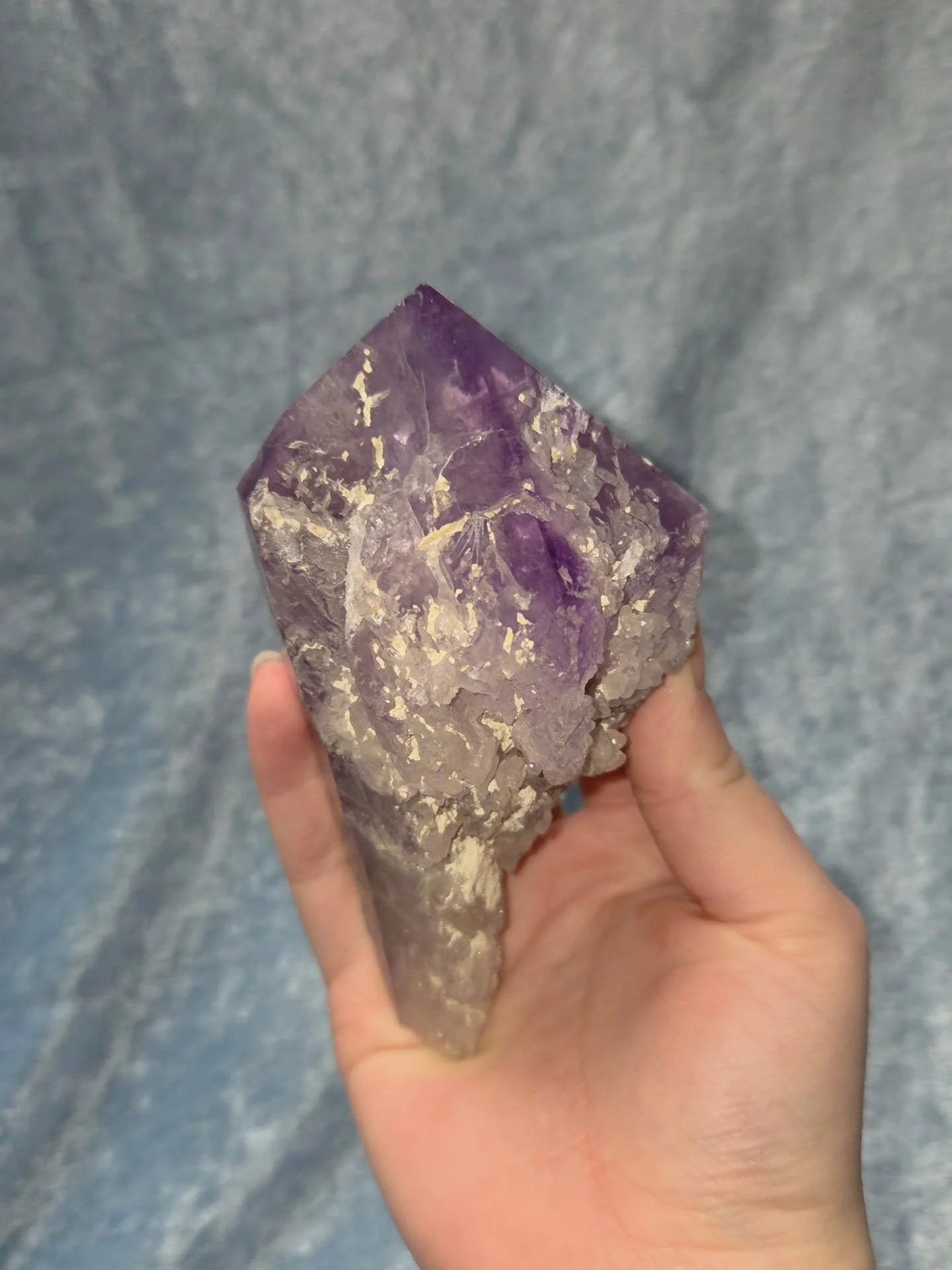 ✨️💜𝐀𝐌𝐄𝐓𝐇𝐘𝐒𝐓💜✨️--$6️⃣0️⃣
𝗔𝗺𝗲𝘁𝗵𝘆𝘀𝘁 promotes moderation where one might go to extremes as well as helping to calm anger and relieve frustration. 💜 As a powerful third eye and crown chakra stone, amethyst aids in meditation and connect