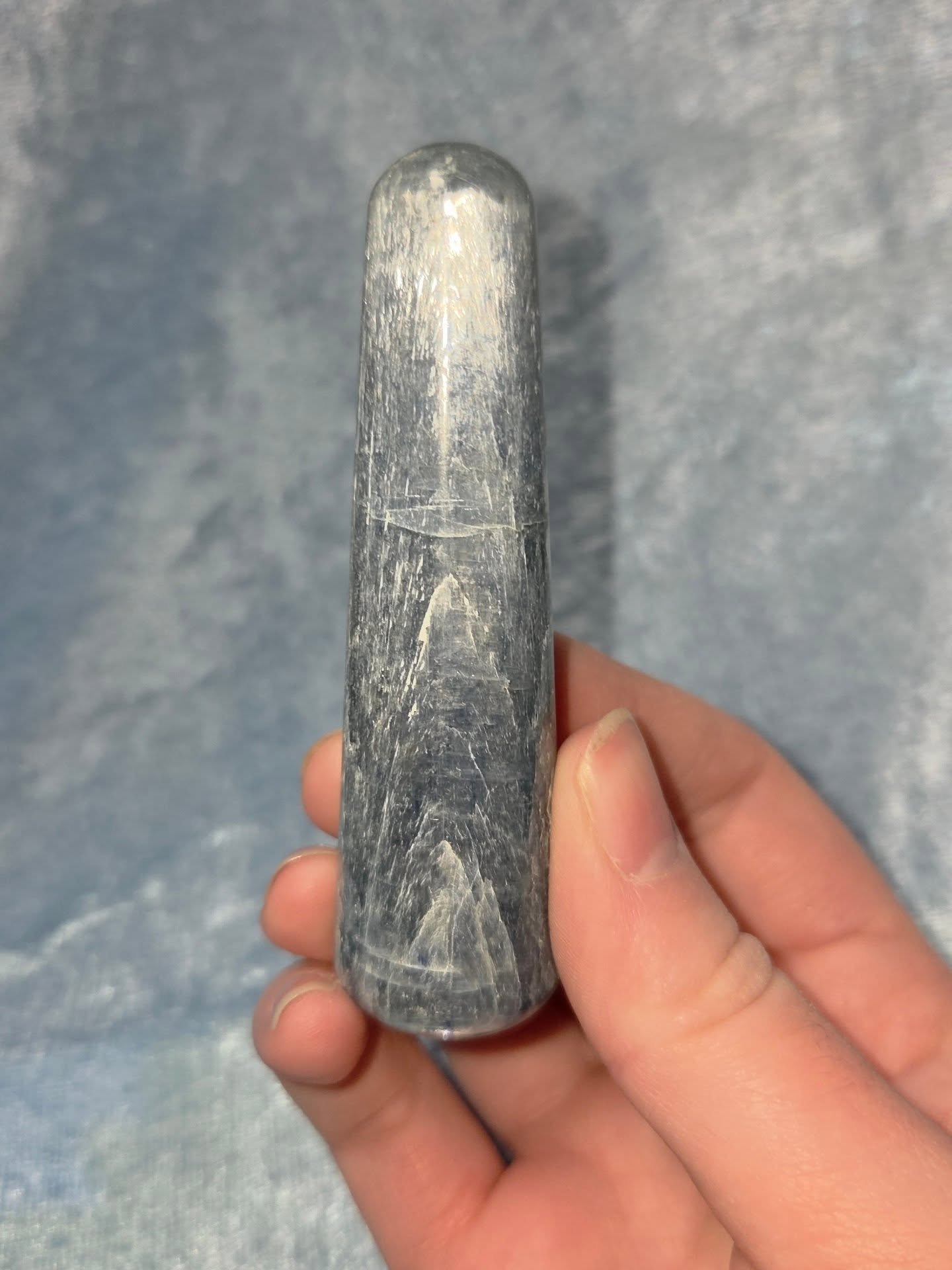 🔷️𝐁𝐋𝐔𝐄 𝐊𝐘𝐀𝐍𝐈𝐓𝐄 𝐖𝐀𝐍𝐃🔷️--$4️⃣0️⃣

𝗕𝗹𝘂𝗲 𝗞𝘆𝗮𝗻𝗶𝘁𝗲 is one of the few stones that does not hold on to energy, it transmutes all energy into positive useful energy. 😊 Blue Kyanite is a great ally when trying to communicate with p