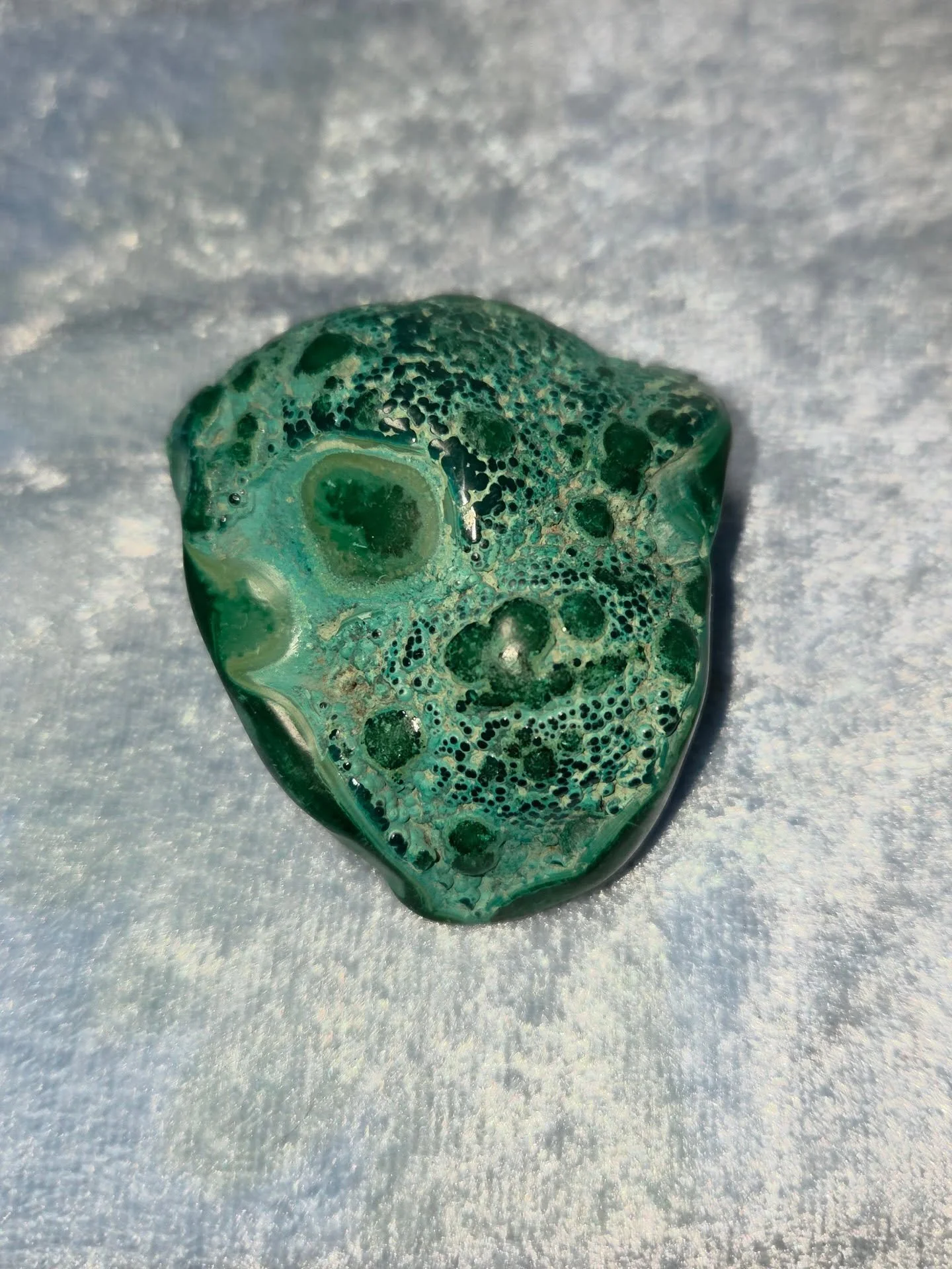 💚𝐌𝐀𝐋𝐀𝐂𝐎𝐋𝐋𝐀 𝐒𝐏𝐄𝐂𝐈𝐌𝐄𝐍💙--$3️⃣0️⃣

𝗠𝗮𝗹𝗮𝗰𝗼𝗹𝗹𝗮 is an empowering stone of inner truth, as it connects the heart and throat chakras, allowing one to clearly communicate their feelings and emotions. 💚💙 It is a combination of Mala