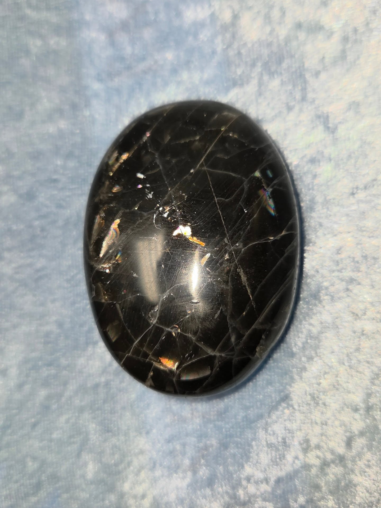 🌑𝐁𝐋𝐀𝐂𝐊 𝐌𝐎𝐎𝐍𝐒𝐓𝐎𝐍𝐄 𝐏𝐀𝐋𝐌𝐒𝐓𝐎𝐍𝐄🌑--$2️⃣0️⃣

𝗕𝗹𝗮𝗰𝗸 𝗠𝗼𝗼𝗻𝘀𝘁𝗼𝗻𝗲, being a high vibrational stone that is connected with New Moon energy, can bring about new beginnings as well as helping one to manifest guides and teachers