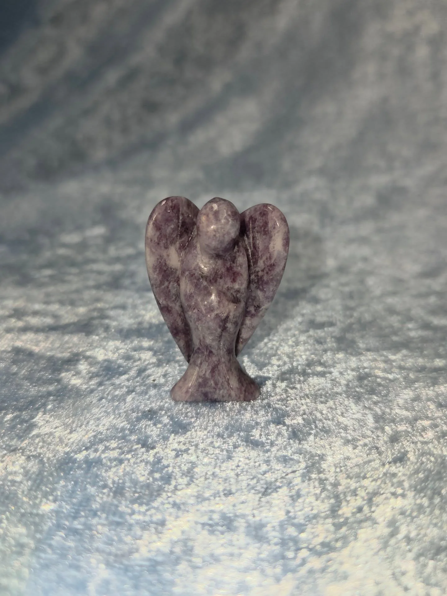 💜𝐋𝐄𝐏𝐈𝐃𝐎𝐋𝐈𝐓𝐄 𝐀𝐍𝐆𝐄𝐋💜--$1️⃣5️⃣

𝗟𝗲𝗽𝗶𝗱𝗼𝗹𝗶𝘁𝗲 is a powerful stone for calming your nerves and stress release. 😌 It works best when life is at its toughest; financial stress, loss of a job or partner, or dealing with angry people