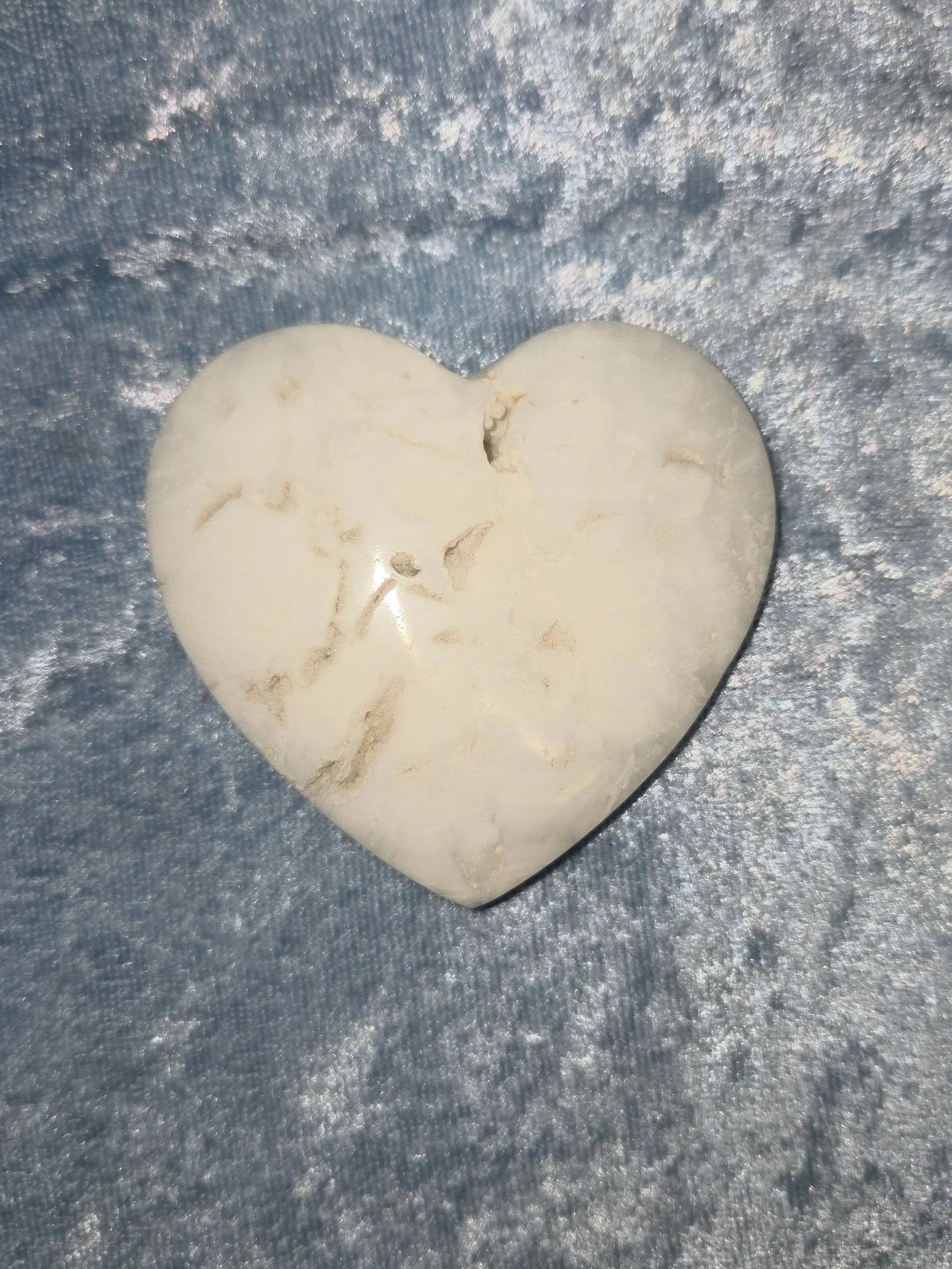 ❄𝐖𝐇𝐈𝐓𝐄 𝐀𝐑𝐀𝐆𝐎𝐍𝐈𝐓𝐄 𝐇𝐄𝐀𝐑𝐓❄--$3️⃣5️⃣

𝗪𝗵𝗶𝘁𝗲 𝗔𝗿𝗮𝗴𝗼𝗻𝗶𝘁𝗲 can be used to help purify one's spiritual and emotional body from old wounds. 🤍 It is an immensely helpful stone for those who are in intense relationships, especial