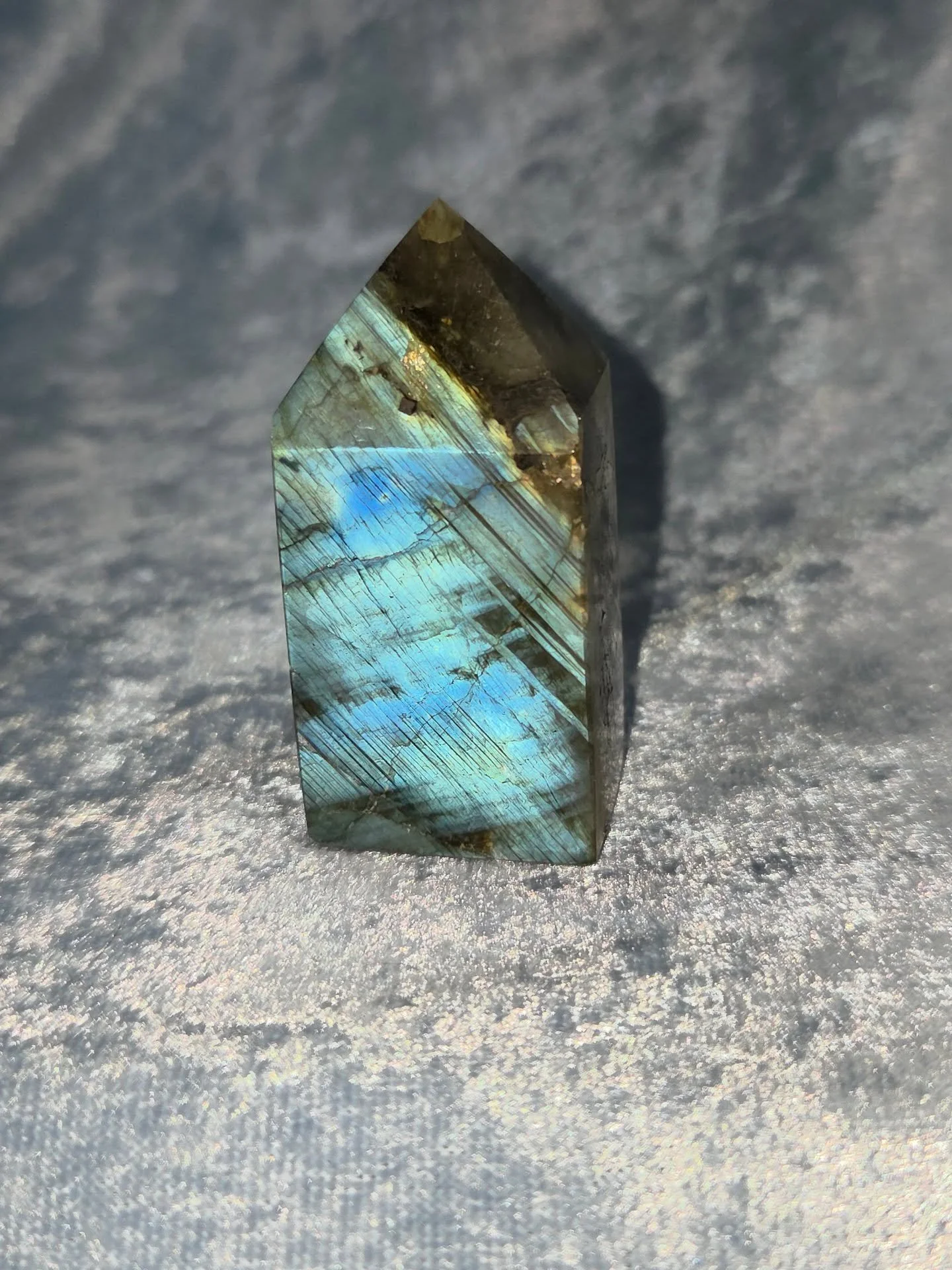 ✨𝐋𝐀𝐁𝐑𝐀𝐃𝐎𝐑𝐈𝐓𝐄 𝐓𝐎𝐖𝐄𝐑✨--$2️⃣0️⃣
𝗟𝗮𝗯𝗿𝗮𝗱𝗼𝗿𝗶𝘁𝗲 can amplify your self awareness and intuitive abilities. ✨ It's a great stone of protection during astral travel and meditation and also promotes a sense of responsibility while usin