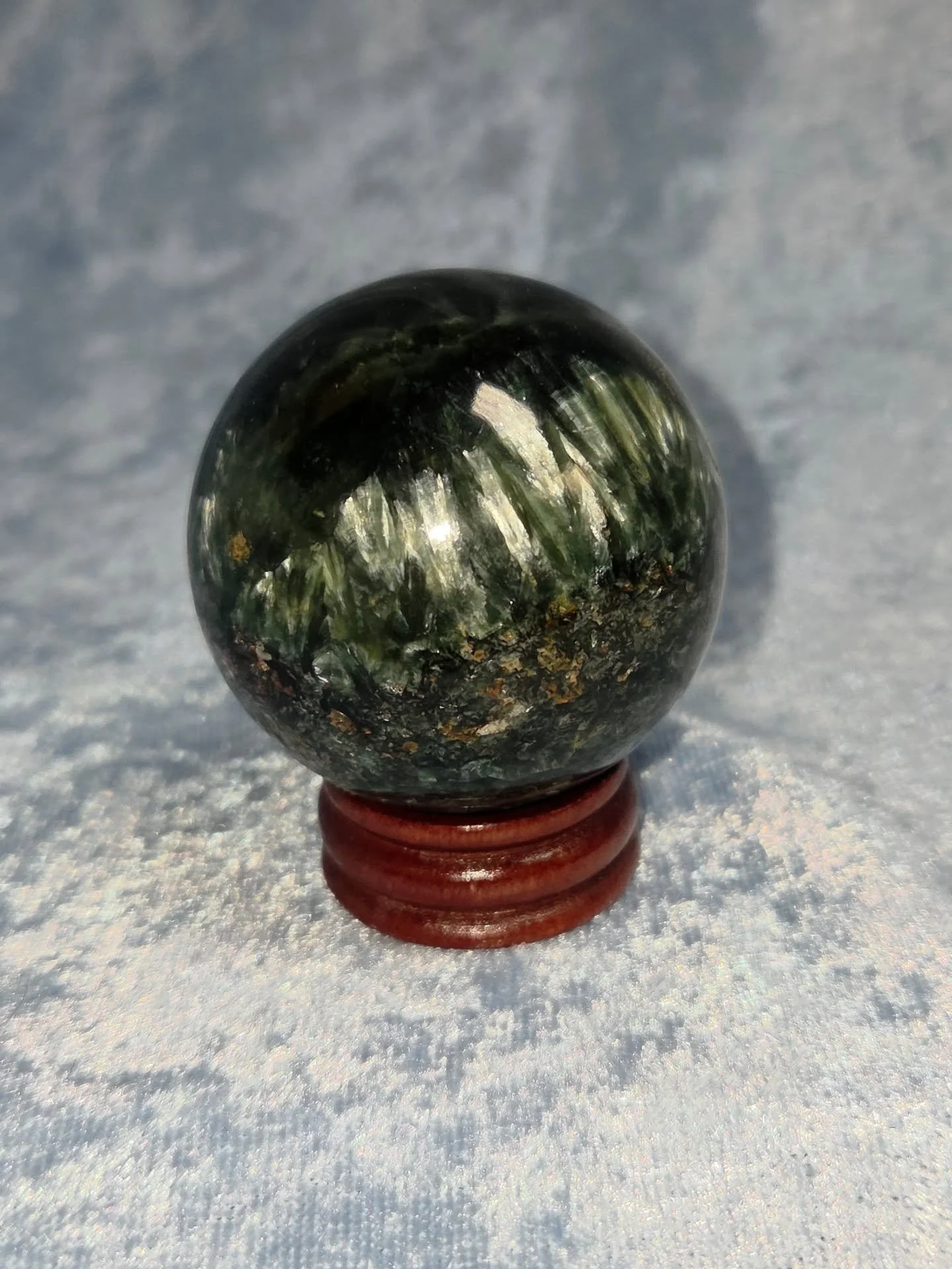 😇𝐒𝐄𝐑𝐀𝐏𝐇𝐈𝐍𝐈𝐓𝐄 𝐒𝐏𝐇𝐄𝐑𝐄😇--$1️⃣5️⃣0️⃣

𝗦𝗲𝗿𝗮𝗽𝗵𝗶𝗻𝗶𝘁𝗲 stimulates the Kundalini energies, activating each chakra along the way. 🧘&zwj;♀️ Meditating with seraphinite invokes Sophia, the goddess of wisdom and devotional love. It i