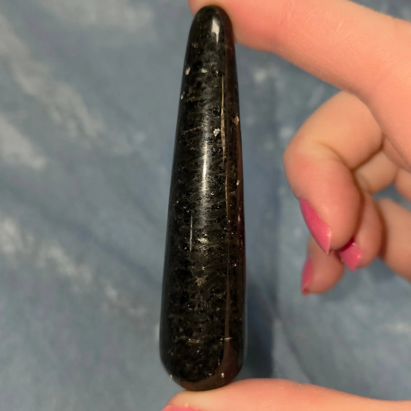 🔮𝐍𝐔𝐔𝐌𝐈𝐓𝐄 𝐖𝐀𝐍𝐃🔮--$2️⃣0️⃣

𝗡𝘂𝘂𝗺𝗶𝘁𝗲, known as the Sorcerer's Stone, allows one to discover their inborn magic and to use it to manifest more positive energy into their space. ✨ It can be a great ally when one is ready to take the jou