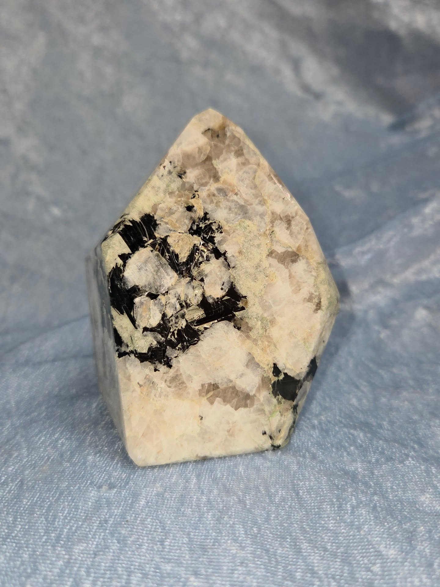 🌙𝐌𝐎𝐎𝐍𝐒𝐓𝐎𝐍𝐄 𝐅𝐑𝐄𝐄𝐅𝐎𝐑𝐌🌙--$9️⃣5️⃣

𝗠𝗼𝗼𝗻𝘀𝘁𝗼𝗻𝗲 is a stone of the Divine Feminine, enhancing intuition, empowerment, clairvoyance and Kundalini energy. ✨ It can be used to stimulate creativity which can allow us to better think o