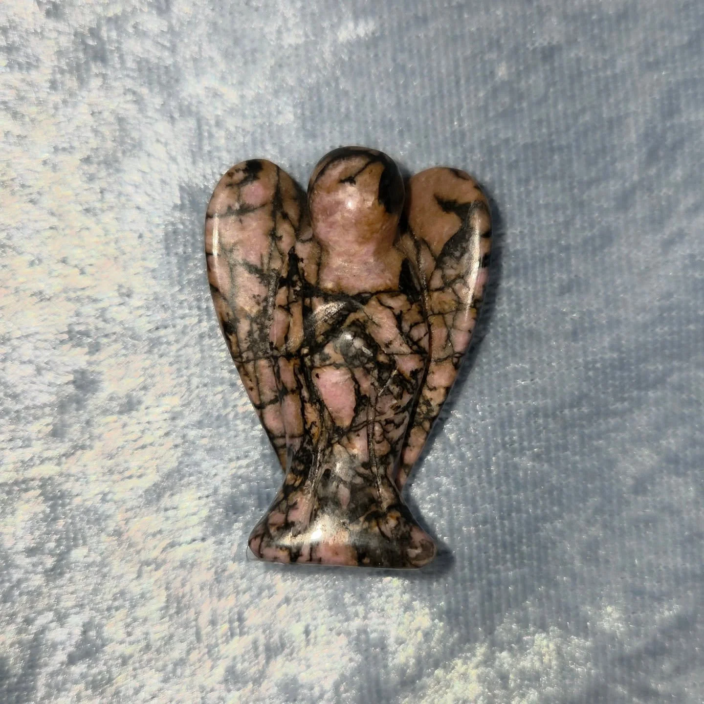 💕𝐑𝐇𝐎𝐃𝐎𝐍𝐈𝐓𝐄 𝐀𝐍𝐆𝐄𝐋💕--$1️⃣5️⃣

𝗥𝗵𝗼𝗱𝗼𝗻𝗶𝘁𝗲 facilitates Meditation and Mantra work, while clearing away Confusion and Doubt.  It lends Confidence and helps to bring Emotional Balance. ☯️ Rhodonite helps one to become more Independe