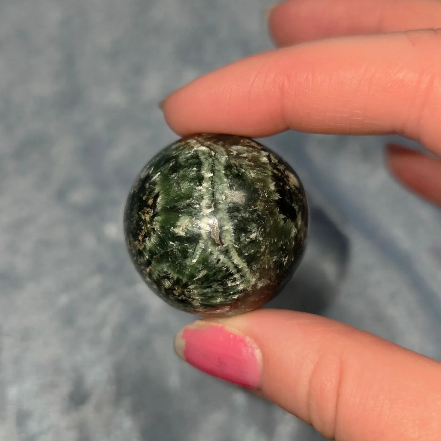 😇𝐒𝐄𝐑𝐀𝐏𝐇𝐈𝐍𝐈𝐓𝐄 𝐒𝐏𝐇𝐄𝐑𝐄😇--$5️⃣5️⃣

𝗦𝗲𝗿𝗮𝗽𝗵𝗶𝗻𝗶𝘁𝗲 stimulates the Kundalini energies, activating each chakra along the way. 🧘&zwj;♀️ Meditating with seraphinite invokes Sophia, the goddess of wisdom and devotional love. It is a