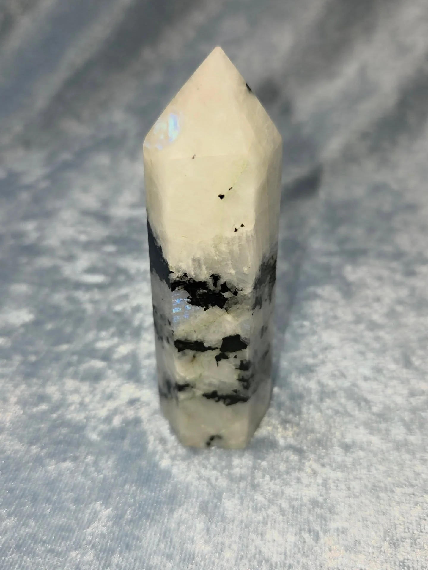 🌙𝐌𝐎𝐎𝐍𝐒𝐓𝐎𝐍𝐄 𝐓𝐎𝐖𝐄𝐑🌙--$3️⃣0️⃣

𝗠𝗼𝗼𝗻𝘀𝘁𝗼𝗻𝗲 is a stone of the Divine Feminine, enhancing intuition, empowerment, clairvoyance and Kundalini energy. ✨ It can be used to stimulate creativity which can allow us to better think outside