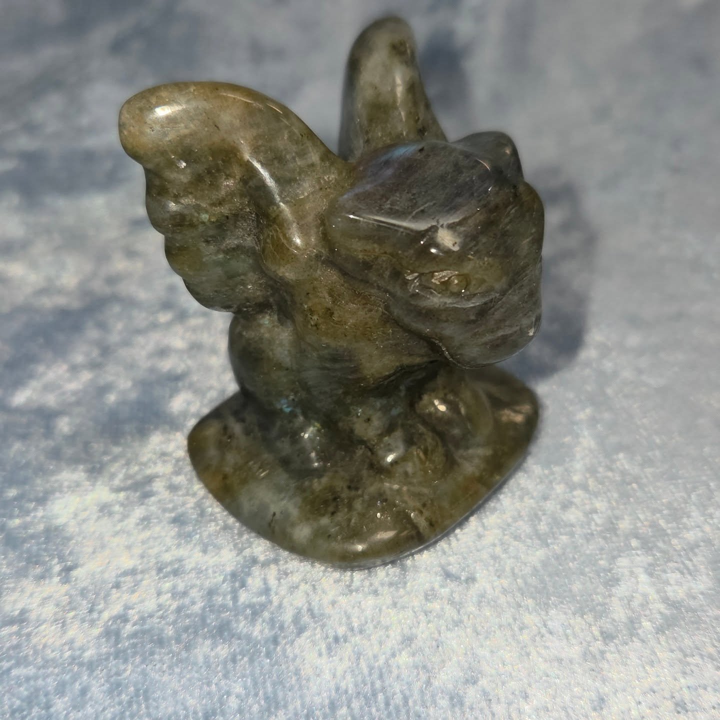 ✨𝐋𝐀𝐁𝐑𝐀𝐃𝐎𝐑𝐈𝐓𝐄 𝐆𝐀𝐑𝐆𝐎𝐘𝐋𝐄✨--$3️⃣0️⃣

𝗟𝗮𝗯𝗿𝗮𝗱𝗼𝗿𝗶𝘁𝗲 can amplify your self awareness and intuitive abilities. ✨ It's a great stone of protection during astral travel and meditation and also promotes a sense of responsibility whi