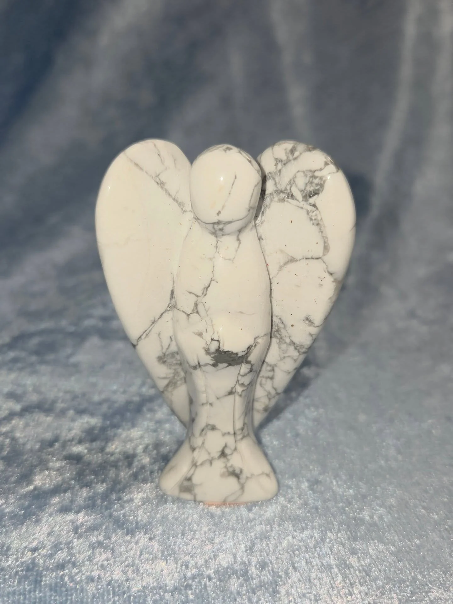 🤍𝐇𝐎𝐖𝐋𝐈𝐓𝐄 𝐀𝐍𝐆𝐄𝐋🤍 --$4️⃣0️⃣

𝗛𝗼𝘄𝗹𝗶𝘁𝗲 is great for turbulent emotions. 😖 It can help with gaining patience, reducing selfishness, and calming rage, as it absorbs anger (yours and others). Howlite can allow you to be true to yoursel