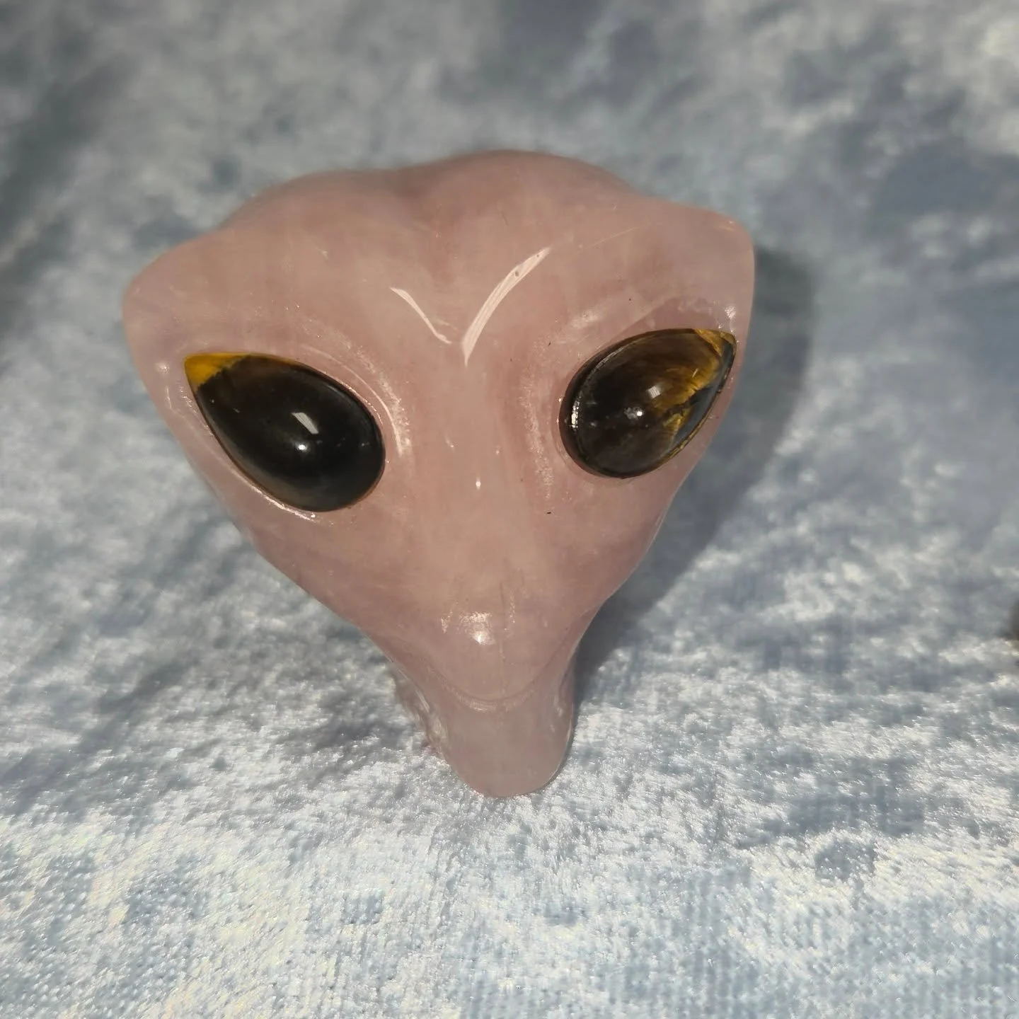 🌹𝐑𝐎𝐒𝐄 𝐐𝐔𝐀𝐑𝐓𝐙 𝐀𝐋𝐈𝐄𝐍 𝐖𝐈𝐓𝐇 𝐓𝐈𝐆𝐄𝐑𝐒 𝐄𝐘𝐄𝐒🌹--$5️⃣0️⃣

𝗥𝗼𝘀𝗲 𝗤𝘂𝗮𝗿𝘁𝘇 is a stone of unconditional, universal Love, allowing one to love themselves, the people around them and the Universe we call home. 💕 Connecting with