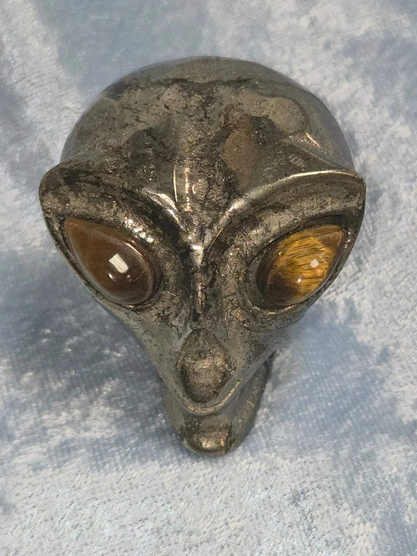 🌟𝐈𝐑𝐎𝐍 𝐏𝐘𝐑𝐈𝐓𝐄 𝐀𝐋𝐈𝐄𝐍 𝐖𝐈𝐓𝐇 𝐓𝐈𝐆𝐄𝐑𝐒 𝐄𝐘𝐄𝐒🌟--$5️⃣0️⃣
𝗜𝗿𝗼𝗻 𝗣𝘆𝗿𝗶𝘁𝗲 (or "Fool's Gold") assists in overcoming the fears that keep us from creating abundance in our lives. ⭐ By promoting creativity, iron pyrite 